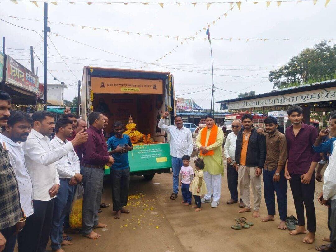 ➡️ संत शिरोमणि गुरु रविदास जी की 650वीं जयंती पर समरसता संकल्प अभियान एवं यात्रा पहुंची मोरखा
संत शिरोमणि गुरु रविदास जी की 650वीं जन्म जयंती के अवसर पर श्री गुरु रविदास महाराज समरसता संकल्प अभियान एवं यात्रा 22 अगस्त को सारणी से निकली। यात्रा बोरी से बोरदेही भ्रमण करते हुए मोरखा पहुंची, जहां यात्रा का रात्रि विश्राम किया गया। यात्रा में जनप्रतिनिधियों के साथ सामाजिक बंधु, संत रविदास समाज के अनुयायी एवं बड़ी संख्या में गणमान्य नागरिक शामिल हुए। यात्रा के दौरान संत रविदास जी के विचारों और उनके द्वारा दिए गए सामाजिक समरसता, समानता एवं भाईचारे के संदेश को जन-जन तक पहुंचाने का आह्वान किया गया।
➡️ इन विकासखंडो में पहुंचेगी संत शिरोमणि रविदास जी महाराज की समरसता कलश यात्रा
संत शिरोमणि रविदास जी महाराज की समरसता पावन कलश एवं कलश रथ जिला मुख्यालय से स्थानीय रविदास मंदिरों तथा ग्राम स्तर तक पहुंचाए जाएंगे। कलश रथ 20 अगस्त से 10 सितंबर तक जिले में निर्धारित मार्ग के अनुसार भ्रमण करेगा। संत शिरोमणि रविदास जी महाराज की समरसता कलश 23 अगस्त को मोरखा मंडल भ्रमण एवं आमला में रात्रि विश्राम, 24 अगस्त को आमला से साईंखेड़ा, मासोद नगर भ्रमण एवं रात्रि विश्राम होगा। इसी प्रकार मुलताई विकास खंड में 25 अगस्त को मासोद से प्रभात पट्टन, दुनावा नगर भ्रमण एवं रात्रि विश्राम होगा, 26 अगस्त को दुनावा से मुलताई नगर भ्रमण, स्थानीय मंदीरों का भ्रमण एवं रात्रि विश्राम, 30 अगस्त को मुलताई नगर से आठनेर, हिड़ली, सावलमेंढा नगर भ्रमण एवं रात्रि विश्राम, भैंसदेही विकासखंड में 31 अगस्त को सावलमेंढा से गुदगांव, भैंसदेही नगर भ्रमण एवं रात्रि विश्राम, 1 सितंबर को भैंसदेही नगर से रतनपुर भ्रमण एवं रात्रि विश्राम, 2 सितंबर को रतनपुर से भीमपुर चिरापतला भ्रमण एवं रात्रि विश्राम रहेगा।
इसके अलावा घोड़ाडोंगरी विकासखंड में 3 सितंबर को यात्रा चिरापाटला से चिचोली नगर भ्रमण एवं रात्रि विश्राम, 4 सितंबर को चिचोली नगर से पाढर भ्रमण एवं रात्रि विश्राम, 5 सितंबर को पाढर से घोड़ाडोंगरी, चोपना भ्रमण तथा रात्रि विश्राम रहेगा। बैतूल विकासखंड में 6 सितंबर को यात्रा चोपना नगर से बडोरा बैतूल पहुंचेंगी तथा रात्रि विश्राम रहेगा। वहीं 7 सितंबर को यात्रा बडोरा से बैतूल बाजार नगर भ्रमण एवं रात्रि विश्राम, 8 सितंबर को बैतूल बाजार से खेड़ी सांवलीगढ़ भ्रमण एवं रात्रि विश्राम, 9 सितंबर को खेड़ी सांवलीगढ़ से बैतूल नगर भ्रमण, स्थानीय मंदिरों का भ्रमण एवं रात्रि विश्राम रहेगा तथा 10 सितंबर को बैतूल नगर भ्रमण कर शाम 6 बजे यात्रा का समापन किया जाएगा।
➡️ मंदिरों में होंगे धार्मिक एवं सांस्कृतिक आयोजन
कलश रथ के भ्रमण के दौरान जिला, ग्राम एवं चिन्हित स्थानीय रविदास मंदिरों में कलश का भव्य स्वागत किया जाएगा। इस दौरान सामूहिक आरती, गुरु वाणी पाठ, भजन संध्या, समरसता संकल्प, भजन-कीर्तन, प्रसाद वितरण, प्रभात फेरी, झांकी, दीप प्रज्ज्वलन एवं अन्य धार्मिक-सामाजिक एवं सांस्कृतिक कार्यक्रम आयोजित किए जाएंगे। भजन मंडली प्रतियोगिता सहित विभिन्न स्थानीय कार्यक्रमों के माध्यम से संत रविदास जी के विचारों और संदेश को जन-जन तक पहुंचाया जाएगा।
अभियान के दौरान जिले के विभिन्न स्थानों पर स्थित संत गुरु रविदास मंदिरों एवं उनके परिसरों में साफ-सफाई तथा आवश्यक विकास कार्य कराए जाएंगे। अनुसूचित जाति केंद्रित मंडलों की पहचान कर संबंधित क्षेत्रों में स्थित संत रविदास मंदिरों की सूची तैयार करने तथा मंदिर समितियों एवं संतों से संपर्क स्थापित करने के निर्देश दिए गए हैं। अभियान के तहत संत सम्मेलन, आध्यात्मिक संवाद, समरसता गोष्ठी एवं सत्संग आयोजित किए जाएंगे। इनमें संत रविदास जी के जीवन, विचारों और सामाजिक समरसता के संदेश का प्रचार-प्रसार किया जाएगा।
Jansampark Madhya Pradesh
#JansamparkMP
#बैतूल
#betul