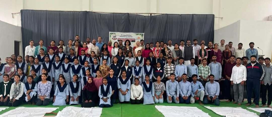 ➡️ जेएच कॉलेज में मानसिक स्वास्थ्य जागरूकता के लिए जिला स्तरीय योग-ध्यान सत्र का आयोजन
➡️ जिला स्तरीय मानसिक स्वास्थ्य निगरानी समिति द्वारा 'हैप्पी बैतूल' अभियान के अंतर्गत जिले भर में आयोजित की जा रही गतिविधियां
➡️ अटल सभागृह में अधिकारियों-कर्मचारियों एवं विद्यार्थियों ने किया योग एवं ध्यान
प्रधानमंत्री कॉलेज ऑफ एक्सीलेंस जयवंती हॉक्सर शासकीय स्नातकोत्तर महाविद्यालय बैतूल में “हैप्पी बैतूल कैंपेन” के अंतर्गत जिला स्तरीय सामूहिक योग एवं ध्यान सत्र का आयोजन किया गया। यह कार्यक्रम डिस्ट्रिक्ट लेवल मॉनिटरिंग कमेटी एवं आर्ट ऑफ़ लिविंग फाउंडेशन के मध्य हुए एमओयू के तहत 17 से 23 अगस्त तक चलाए जा रहे मानसिक स्वास्थ्य जागरूकता अभियान का हिस्सा रहा।
कार्यक्रम का आयोजन नेशनल टास्क फोर्स के अंतर्गत गठित जिला स्तरीय निगरानी समिति के अध्यक्ष एवं कलेक्टर डॉ. सौरभ संजय सोनवणे तथा समिति की सदस्य-सचिव एवं महाविद्यालय की प्राचार्य डॉ. मीनाक्षी चौबे के मार्गदर्शन में किया जा रहा है। इसी अभियान के अंतर्गत जिले के विभिन्न शासकीय विभागों एवं संस्थानों में मानसिक स्वास्थ्य जागरूकता से जुड़ी गतिविधियां आयोजित की जा रही हैं।
महाविद्यालय के अटल सभागृह में आयोजित कार्यक्रम का शुभारंभ मां सरस्वती के समक्ष दीप प्रज्वलन एवं पूजन-अर्चन के साथ हुआ। कार्यक्रम की प्रभारी प्राचार्य डॉ. अनीता सोनी ने उपस्थित अतिथियों, अधिकारियों, कर्मचारियों एवं प्रतिभागियों का स्वागत किया। उन्होंने कहा कि निरोगी शरीर और स्वस्थ मन व्यक्ति को अपने लक्ष्यों को प्राप्त करने तथा कार्यक्षमता बढ़ाने में सक्षम बनाते हैं। उन्होंने वर्तमान समय में बढ़ते तनाव एवं मानसिक दबाव के बीच योग एवं ध्यान को दैनिक जीवन का हिस्सा बनाने पर जोर दिया।
योग एवं ध्यान सत्र का संचालन डॉ. निहारिका भावसार, सहायक प्राध्यापक एवं आर्ट ऑफ़ लिविंग प्रशिक्षिका ने किया। उन्होंने प्रतिभागियों को बॉडी स्ट्रेचिंग, फेस योग एवं लाफिंग योग थेरेपी का अभ्यास कराया तथा तनाव कम करने और मानसिक प्रसन्नता बनाए रखने के उपाय बताए। योग प्रशिक्षिका भानुप्रिया भावसार ने विभिन्न योगासनों का अभ्यास कराया और उनके सही तरीके तथा शारीरिक एवं मानसिक स्वास्थ्य पर होने वाले सकारात्मक प्रभावों की जानकारी दी। वहीं आर्ट ऑफ़ लिविंग प्रशिक्षिका श्रीमती जयश्री शाह ने विभिन्न श्वास प्रक्रियाओं का अभ्यास कराया। इसके बाद परम पूज्य गुरुदेव श्री श्री रविशंकर जी की आवाज में निर्देशित ध्यान कराया गया, जिससे प्रतिभागियों ने मानसिक शांति एवं एकाग्रता का अनुभव किया।
कार्यक्रम में श्री पुष्पराज प्रजापति एवं स्वयंसेवक श्री प्रमोद शाह का भी सक्रिय सहयोग रहा। कार्यक्रम में माय भारत बैतूल, जिला स्वास्थ्य विभाग, लोक निर्माण विभाग, खनिज विभाग सहित विभिन्न शासकीय विभागों एवं कार्यालयों के अधिकारी-कर्मचारी उपस्थित रहे। प्रतिभागियों ने योग, ध्यान एवं अन्य गतिविधियों में उत्साहपूर्वक सहभागिता की। कार्यक्रम के माध्यम से मानसिक स्वास्थ्य के प्रति सजग रहने, तनावमुक्त जीवनशैली अपनाने तथा योग, ध्यान एवं सकारात्मक सोच को दैनिक जीवन का अभिन्न अंग बनाने का संदेश दिया गया। प्रतिभागियों ने स्वस्थ एवं संतुलित जीवनशैली अपनाने का संकल्प भी लिया।कार्यक्रम के अंत में जिला नोडल अधिकारी डॉ. सोनाली सैनी साहू ने सभी के प्रति आभार व्यक्त किया।
कार्यक्रम के सफल आयोजन में महाविद्यालय की एनएफटी समिति के सदस्य डॉ. देवी प्रसाद सिंह सिसोदिया, प्रो. गोलू परते, डॉ. शिवदयाल साहू, डॉ. दिव्या दांगी, प्रो. कीर्ति वराठे, प्रो. हितेश जैन एवं प्रो. राकेश कुमार पवार सहित महाविद्यालय के समस्त शैक्षणिक एवं गैर-शैक्षणिक अधिकारियों-कर्मचारियों का महत्वपूर्ण सहयोग रहा। विद्यार्थियों में विक्रम पहाड़े, अमित घिंडोंडे, तनिष्क, श्रुति एवं अंजू ने विशेष सहयोग प्रदान किया।
Jansampark Madhya Pradesh
Department of Higher Education, Madhya Pradesh
#JansamparkMP
#बैतूल
#betul