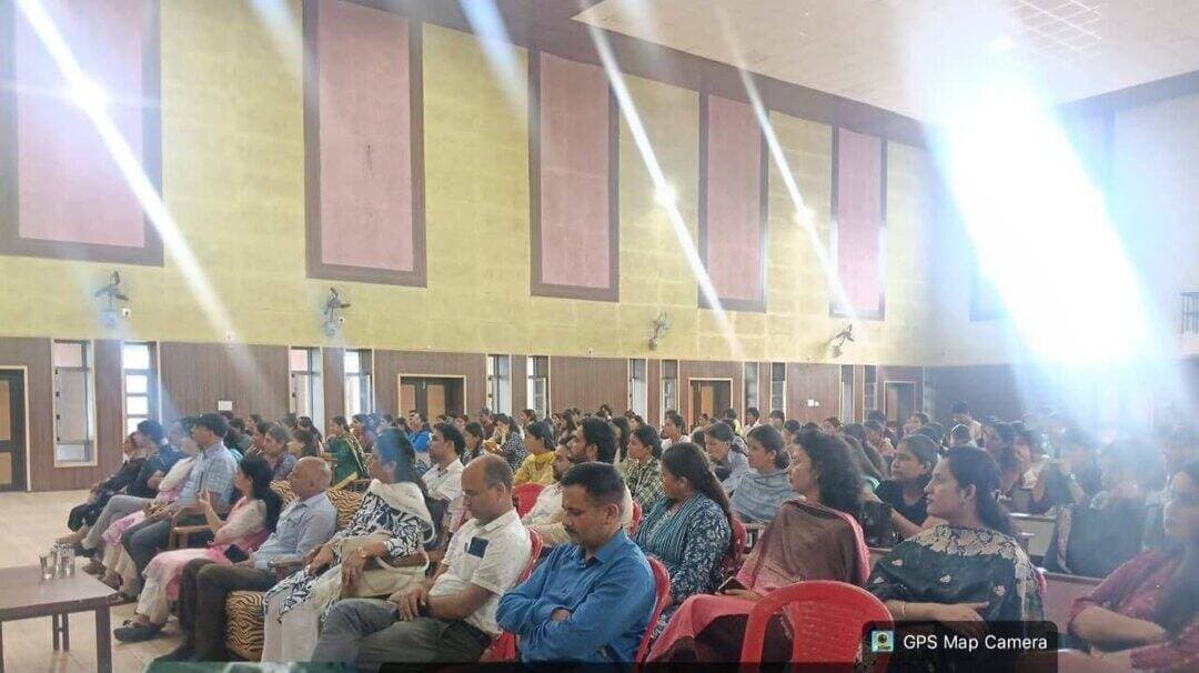 राजीव गांधी महाविद्यालय में मानसिक स्वास्थ्य जागरूकता कार्यक्रम आयोजित
जोगिंदर नगर, सुनील कुमार।
राजीव गांधी स्मारक राजकीय महाविद्यालय जोगिंदर नगर में शनिवार को मेंटल हेल्थ कमिटी के तत्वावधान में विद्यार्थियों एवं स्टाफ के लिए मानसिक स्वास्थ्य को लेकर जागरूकता कार्यक्रम का आयोजन किया गया। कार्यक्रम की अध्यक्षता महाविद्यालय के प्राचार्य श्री प्रकाश चंद ने की।
कार्यक्रम के दौरान राजकीय आयुर्वेदिक विभाग से डॉ. शबनम ठाकुर और डॉ. रीना कालिया ने विद्यार्थियों को मानसिक स्वास्थ्य, तनाव प्रबंधन (स्ट्रेस मैनेजमेंट) तथा भावनात्मक संतुलन से जुड़े विभिन्न महत्वपूर्ण पहलुओं की विस्तारपूर्वक जानकारी दी। उन्होंने विद्यार्थियों को सकारात्मक एवं नकारात्मक भावनाओं (इमोशंस) के विभिन्न स्वरूपों से अवगत करवाते हुए कहा कि मानसिक रूप से स्वस्थ रहने के लिए व्यक्ति का अपने भावनाओं को पहचानना और उन्हें सही तरीके से व्यक्त एवं नियंत्रित करना आवश्यक है।
विशेषज्ञों ने विद्यार्थियों को तनाव के कारणों तथा उससे निपटने के व्यावहारिक उपायों के बारे में भी जानकारी दी। उन्होंने नियमित दिनचर्या, सकारात्मक सोच और स्वस्थ जीवनशैली को मानसिक स्वास्थ्य के लिए महत्वपूर्ण बताया।
इस अवसर पर महाविद्यालय के प्राचार्य श्री प्रकाश चंद ने विद्यार्थियों को मानसिक एवं शारीरिक स्वास्थ्य को बेहतर बनाए रखने के लिए योग को अपनी दिनचर्या का हिस्सा बनाने का आह्वान किया। उन्होंने कहा कि नियमित योग और सकारात्मक जीवनशैली तनाव कम करने तथा मन को शांत रखने में सहायक हो सकती है।
कार्यक्रम में मेंटल हेल्थ समिति के समन्वयक डॉ. विशाल कुमार, प्रो. उपमा धीमान, डॉ. श्रवण सिंह, डॉ. स्मृति ठाकुर, प्रो. आरती शर्मा, प्रो. पवन कुमार, प्रो. कौमुदी शर्मा, प्रो. मंजू बाला, प्रो. विधु भारद्वाज सहित महाविद्यालय स्टाफ के अन्य सदस्य उपस्थित रहे।