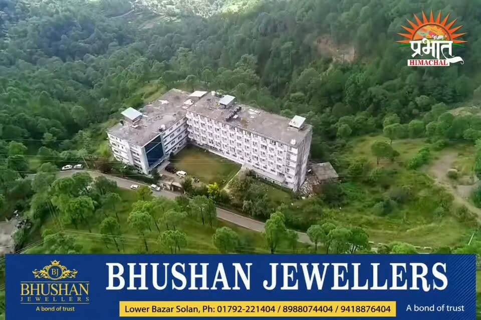 मुरारी लाल मेमोरियल नर्सिंग कॉलेज की छात्राओं का प्रदेश में डंका...
**सोलन से बड़ी खबर सामने आ रही है, जहां मुरारी लाल मेमोरियल स्कूल एंड कॉलेज ऑफ नर्सिंग की छात्राओं ने B.Sc. Nursing के परीक्षा परिणाम में शानदार प्रदर्शन करते हुए पूरे हिमाचल प्रदेश में संस्थान का नाम रोशन किया है।**
अटल मेडिकल एंड रिसर्च यूनिवर्सिटी, मंडी यानी **AMRU** के B.Sc. Nursing प्रथम सेमेस्टर के परीक्षा परिणामों में मुरारी लाल मेमोरियल नर्सिंग कॉलेज की छात्राओं ने ऐसी सफलता हासिल की है, जो पूरे संस्थान के लिए गर्व का विषय है।
कॉलेज की होनहार छात्रा **भावना चौधरी ने पूरे हिमाचल प्रदेश में प्रथम स्थान** हासिल किया है। वहीं **आकांक्षा गर्ग ने प्रदेशभर में दूसरा स्थान** प्राप्त किया।
इसके साथ ही **प्रगति, हिमांशी, तनीषा अरोड़ा और अदिति ने संयुक्त रूप से प्रदेश में तीसरा स्थान** हासिल कर अपनी प्रतिभा का शानदार प्रदर्शन किया है।
इतना ही नहीं, कॉलेज की **15 छात्राओं ने प्रदेश स्तर पर संयुक्त रूप से चौथा स्थान** हासिल किया है। यानी एक ही संस्थान की छात्राओं ने प्रदेश के टॉप रैंक्स में अपनी मजबूत मौजूदगी दर्ज कराई है।
इस शानदार उपलब्धि पर कॉलेज के **अध्यक्ष चंद्रप्रकाश गुप्ता, निदेशक अंकित गुप्ता और निमित गुप्ता** ने खुशी जाहिर करते हुए छात्राओं, उनके अभिभावकों और पूरे स्टाफ को बधाई दी।
कॉलेज के **प्रिंसिपल रघुनंदन सिंह** ने कहा कि यह परिणाम छात्राओं की मेहनत, अनुभवी शिक्षकों के मार्गदर्शन और संस्थान में उपलब्ध बेहतर शैक्षणिक वातावरण का परिणाम है।
**मुरारी लाल मेमोरियल स्कूल एंड कॉलेज ऑफ नर्सिंग, सोलन आज गुणवत्तापूर्ण नर्सिंग शिक्षा, अनुशासन और उत्कृष्ट अकादमिक परिणामों के लिए अपनी अलग पहचान बना रहा है।** प्रदेश के टॉप रैंक्स में छात्राओं की यह शानदार सफलता कॉलेज में मिलने वाली शिक्षा और मार्गदर्शन की गुणवत्ता को भी दर्शाती है।
**मुरारी लाल मेमोरियल नर्सिंग कॉलेज—जहां मेहनत को मिलता है सही मार्गदर्शन और प्रतिभा को मिलती है सफलता की नई उड़ान।**
इन सभी होनहार छात्राओं और पूरे कॉलेज परिवार को इस ऐतिहासिक उपलब्धि के लिए ढेरों बधाई!