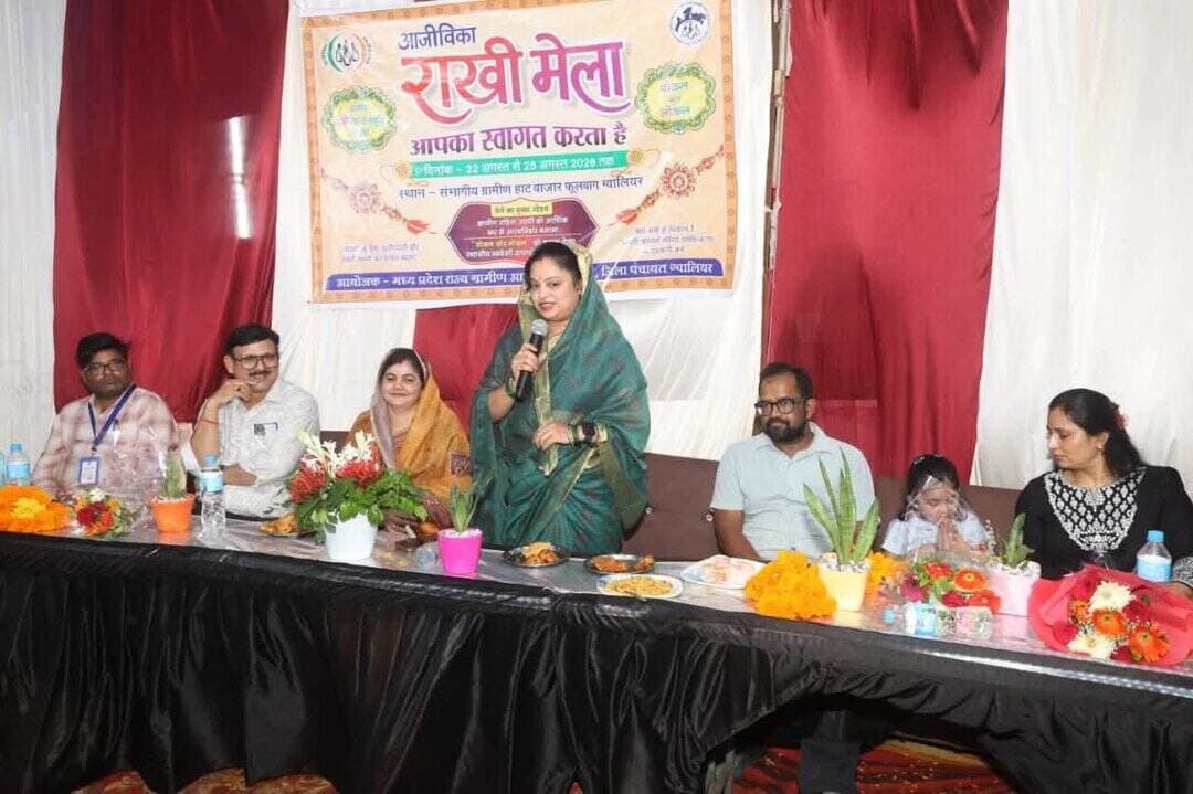 जिला पंचायत अध्यक्ष श्रीमती दुर्गेश जाटव ने किया राखी मेले का शुभारंभ
स्व-सहायता समूहों की दीदियां आकर्षक राखियों सहित लेकर आईं हैं एक से बढ़कर एक उत्पाद
स्व-सहायता समूह की दीदियों द्वारा तैयार किए गए उत्पादों को बाजार उपलब्ध कराने के उद्देश्य से ग्वालियर जिला प्रशासन द्वारा संभागीय ग्रामीण हाट बाजार में राखी मेले का आयोजन किया जा रहा है। मेले का शुभारंभ जिला पंचायत अध्यक्ष श्रीमती दुर्गेश कुंवर सिंह जाटव एवं सीईओ जिला पंचायत श्री सोजान सिंह रावत ने किया। इस अवसर पर जिला पंचायत की उपाध्यक्ष श्रीमती प्रियंका सिंह भी मौजूद थीं। राखी मेले में जिले की स्व-सहायता समूहों की दीदियों द्वारा तैयार की गई राखियां एवं अन्य जनउपयोगी वस्तुएं नागरिकों को किफायती दाम पर उपलब्ध कराई जा रही है।
जिला पंचायत की अध्यक्ष श्रीमती दुर्गेश कुँवर सिंह जाटव ने स्व्-सहायता समूहों की दीदियों से समूह की दीदियों द्वारा तैयार किए गए उत्पादों की प्रशंसा करते हुए कहा कि ग्वालियर जिले में स्व-सहायता समूह की दीदियां बहुत ही अनुकरणीय कार्य कर रही हैं। इस प्रकार के मेलों से स्व-सहायता समूह की महिलाओं को प्रोत्साहन मिलता है और लोगों को अच्छे उत्पाद भी प्राप्त होते हैं।
जिला पंचायत के मुख्य कार्यपालन अधिकारी श्री सोजान सिंह रावत ने कहा कि जिले में स्व-सहायता समूहों को प्रोत्साहित करने के लिये विशेष प्रयास किए जा रहे हैं। स्व-सहायता समूह द्वारा तैयार किए गए उत्पादों को न केवल जिले में बल्कि प्रदेश स्तर पर भी सराहा गया है। राखी मेले का आयोजन भी महिलाओं को प्रोत्साहित करने के लिये किया गया है।
राखी मेले में राज्य ग्रामीण आजीविका मिशन के स्व-सहायता समूहों से जुड़ीं दीदियों द्वारा बनाए गए एक से बढ़कर एक उत्पाद प्रदर्शन व बिक्री के लिये सजाए गए हैं। राखी मेले में आकर्षक व रंग-बिरंगी राखियों के साथ-साथ लेडीज पर्स, रेडीमेड वस्त्र, दाल, दलिया, चावल, मसाले, शहद, सरसों, नारियल व बादाम के तेल, वर्मी कम्पोस्ट, टैडीवियर, नमकीन, अचार, जैविक खाद, रुई बाती, मोती माला व झाडू इत्यादि उपलब्ध हैं।
#gwalior
#RakhiMela
PRO Gwalior
CM Madhya Pradesh