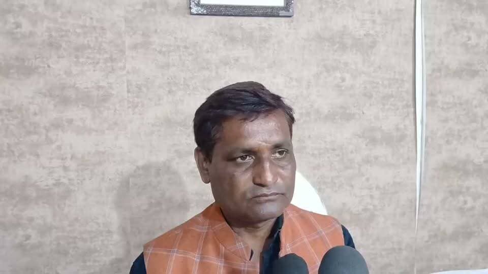 सतना - जिले के बिरसिंहपुर नगर परिषद के वार्ड क्र. 03 के पार्षद पति प्यारेलाल चौरसिया ने बताया कि लोगों के घरों में भरे जल के निकासी की व्यवस्था के लिए बीते कल जेसीबी मशीन मंगवा कर नाले के ऊपर बने चबूतरो को तोड़कर जलनिकासी के इंतजाम किए जा रहे थे किंतु चिरायु अस्पताल के बाद अध्यक्ष पति धनी लाल प्रजापति द्वारा दखल देकर काम रुकवा दिया गया और अपने चहेते लोगों के चबूतरे नहीं तोड़ने दिए जिससे लोगों के घरों में भरा पानी अब भी नहीं निकल पाया और लोग परेशान हैं।