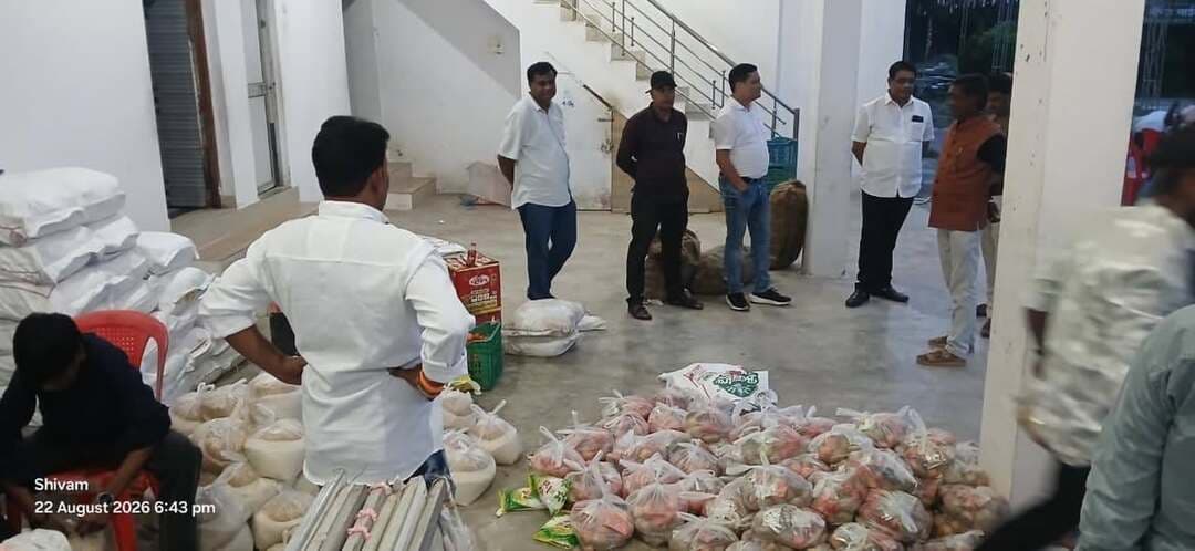 सतना - बिरसिंहपुर में बाढ़ पीड़ितों को राशन उपलब्ध करवाने आगे आए गुलाब शुक्ला। प्रत्येक परिवार को राशन किया जा रहा वितरित।
#सतना #satnanews #chitrakootexpress #birsinghpur