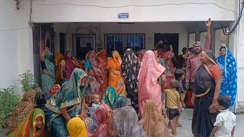 सतना -जिले के बिरसिंहपुर में जल भराव से बचाव के बेहतर इंतजाम नहीं होने से बारिश के दौरान हुए जल भराव के दौरान गिरे गरीबों के आशियाने किंतु तीन दिन बीतने के बाद भी नगर प्रशासन ने नहीं किया कोई बेहतर इंतजाम आकर्षित नगर वासियों एवं पीड़ितों ने भारी संख्या में एकत्रित हो नगर परिषद कार्यालय में दिया धरना। *नगर परिषद कार्यालय से जिम्मेदार अधिकारी है नदारत नगर परिषद सीएमओ और अध्यक्ष मुर्दाबाद के लग रहे नारे।