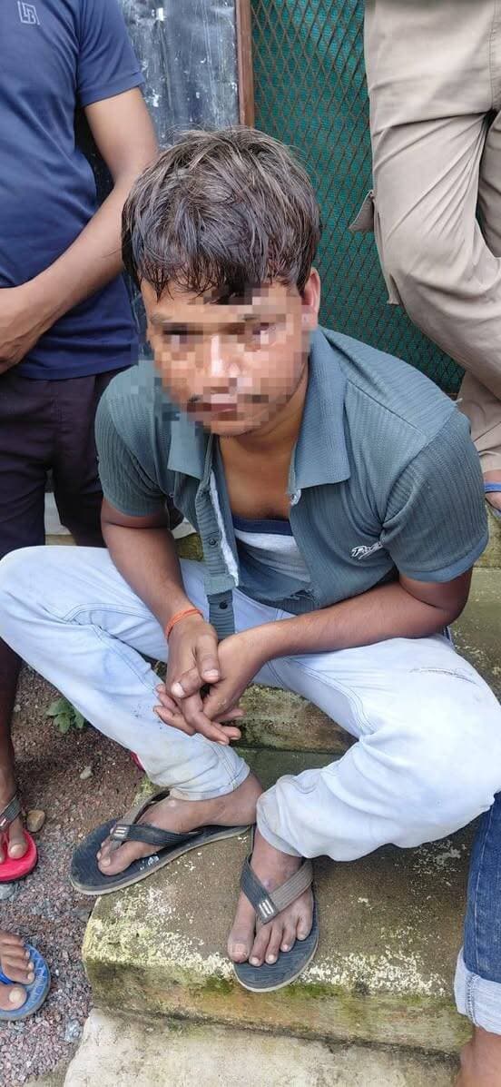 गुप्त गोदावरी से चैन स्नैचिंग कर भागने वाले 2 चोरों को स्थानीय लोगों ने पकडा, पीछा कर भगडा गांव में पकडा, मौके पर पहुंची पुलिस..
#chitrakootdham #chitrakoot #chitrakootexpress