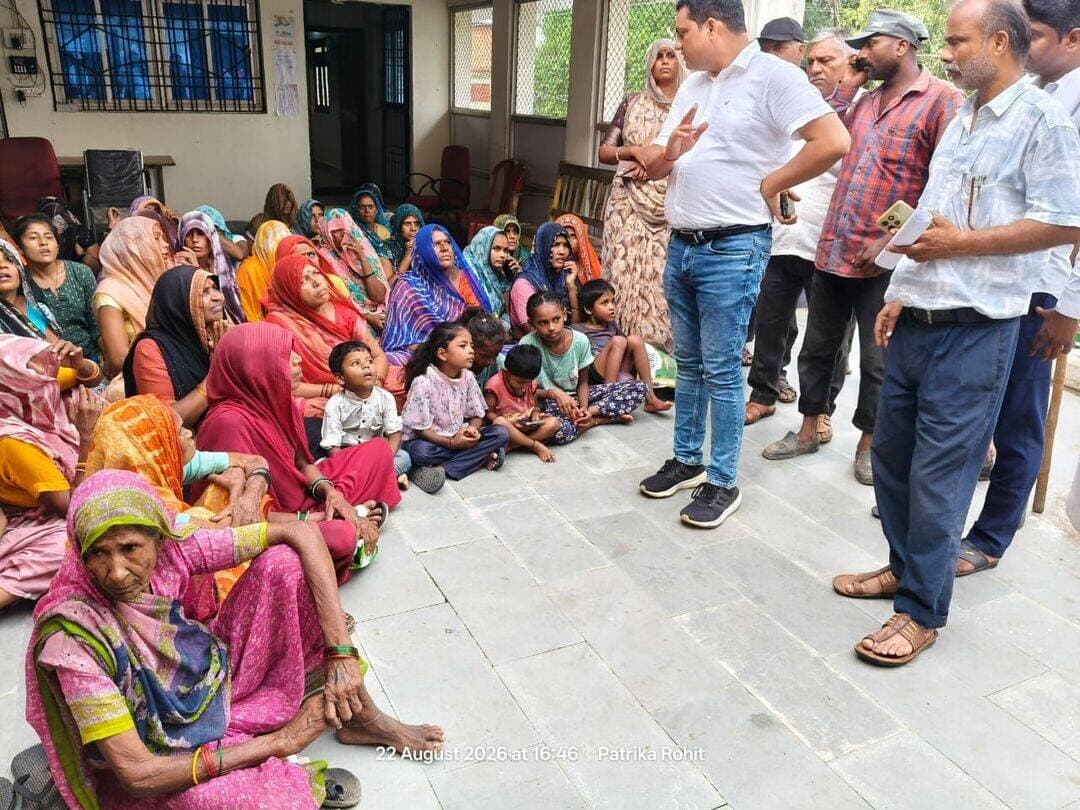तहसीलदार शैलेन्द्र शर्मा पहुंचे नगर परिषद बिरसिंहपुर एकत्रित महिलाओं को दे रहे समझाइश त्वरित व्यवस्था कर नगर परिषद के कर्मचारियों को तत्काल समाग्री उपलब्ध कराने को कहा...
<nis:link nis:type=tag nis:id=birsinghpur nis:value=birsinghpur nis:enabled=true nis:link/> <nis:link nis:type=tag nis:id=satna nis:value=satna nis:enabled=true nis:link/> <nis:link nis:type=tag nis:id=satnanews nis:value=satnanews nis:enabled=true nis:link/> <nis:link nis:type=tag nis:id=chitrakootexpress nis:value=chitrakootexpress nis:enabled=true nis:link/>