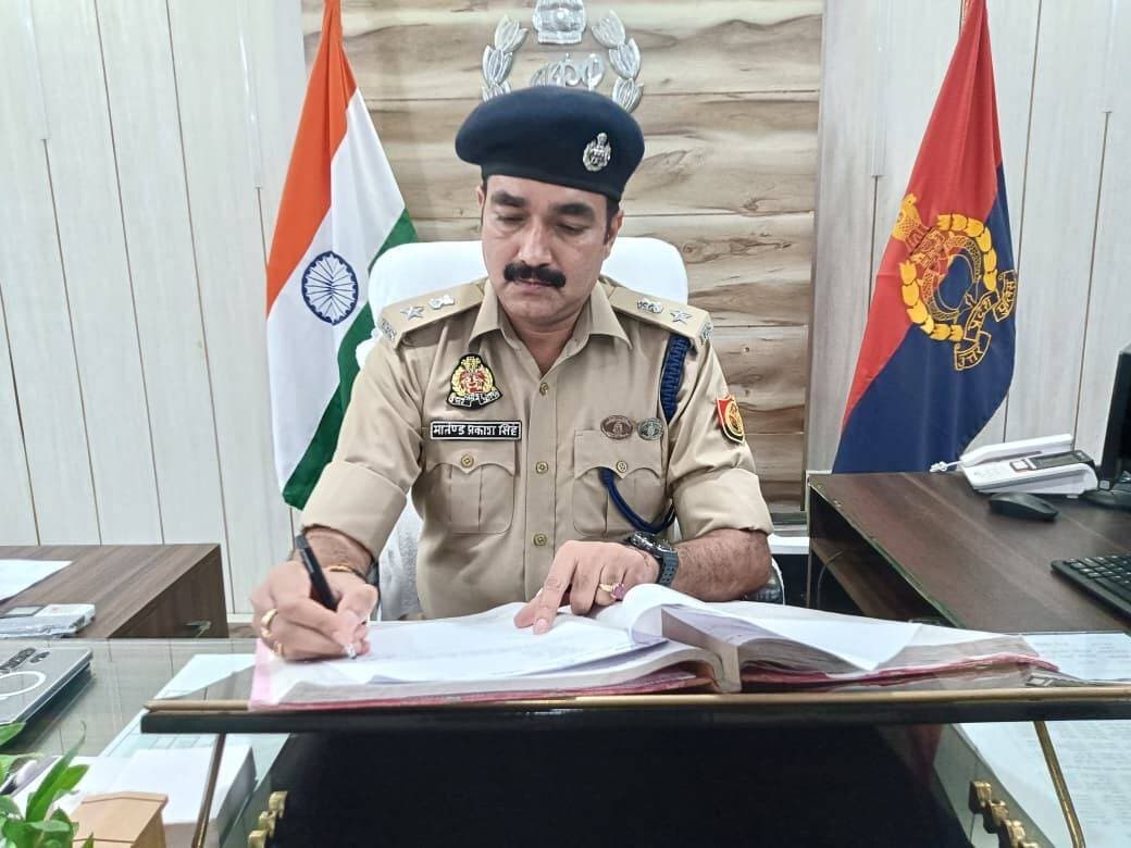 नवागत एसपी मार्तंड प्रकाश सिंह ने संभाला बलरामपुर पुलिस की कमान।
बलरामपुर में नवागत पुलिस अधीक्षक मार्तंड प्रकाश सिंह ने शनिवार को पुलिस अधीक्षक कार्यालय पहुंचकर गार्द की सलामी ली और विधिवत कार्यभार ग्रहण किया। कार्यभार संभालने के बाद उन्होंने जिले की कानून-व्यवस्था और पुलिस व्यवस्था की जानकारी लेते हुए अधीनस्थ अधिकारियों को आवश्यक दिशा-निर्देश दिए।
एसपी ने अधिकारियों से जिले में अपराध की स्थिति, लंबित मामलों और पुलिसिंग से जुड़े प्रमुख बिंदुओं की जानकारी प्राप्त की। उन्होंने कानून-व्यवस्था को और बेहतर बनाने, अपराध नियंत्रण तथा आमजन की शिकायतों के त्वरित निस्तारण पर प्रभावी ढंग से काम करने के निर्देश दिए।
इस दौरान अपर पुलिस अधीक्षक विशाल पाण्डेय, क्षेत्राधिकारी नगर अभिषेक सिंह, क्षेत्राधिकारी उतरौला डॉ. जितेंद्र कुमार, क्षेत्राधिकारी ललिया डीके श्रीवास्तव, क्षेत्राधिकारी तुलसीपुर अभय प्रताप मल्ल, क्षेत्राधिकारी यातायात वीरसेन सिंह समेत अन्य पुलिस अधिकारी व कर्मचारी मौजूद रहे।
#Balrampur #BalrampurPolice #SPBalrampur #नवगात #MartandPrakashSingh #BreakingNews #UPPolice #बलरामपुर #पुलिस #ब्रेकिंगन्यूज