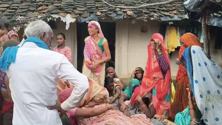 चित्रकूट राजापुर के गौहानीकला में नहाते समय यमुना नदी में डूबने से 25 वर्षीया युवती की मौत पुलिस ने कराया शव का पोस्टमार्टम मामला चित्रकूट जनपद के राजापुर थाना क्षेत्र के गौहानी कला गांव का आज शनिवार की सुबह करीब 7:30 बजे का है जहां यमुना नदी में डूबने से युवती की मौत हो गई मृतका युवती नान बिट्टी पुत्री मंगल के परिजनों ने बताया कि नानबिट्टी रोजाना की भांति गांव की कुछ महिलाओं के साथ यमुना नदी नहाने गई थी तभी नहाते समय अचानक नान बिट्टी गहरे पानी में चली गई और डूब गई वहीं नान बिट्टी को नदी में डूबते देख साथ में गई महिलाओं के शोर बचाने के बाद आसपास मौजूद लोग जब तक नान बिट्टी को यमुना नदी से निकाल पाते तब तक उसकी मौत हो चुकी थी वही नान मिट्टी की मौत से परिजनों में कोहराम मच गया और परिजनों का रो रो कर बुरा हाल है वहीं परिजनों की सूचना पर पहुंची पुलिस ने शव को कब्जे में लेकर शव का जिला मुख्यालय में पोस्टमार्टम कराया है।