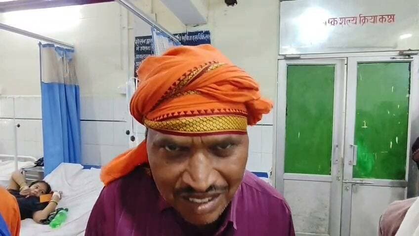 चित्रकूट पहाड़ी के कलवारा बुजुर्ग में सोते समय युवक को सर्प ने डसा हालत बिगड़ी जिला अस्पताल में कराया गया भर्ती। मामला चित्रकूट जनपद के पहाड़ी थाना क्षेत्र के कलवारा बुजुर्ग गांव का बाइट शुक्रवार की रात्रि 10:30 बजे का है जहां सर्प दंश से युवक की हालत बिगड़ गई युवक युवक रवि करण पुत्र राजाराम के परिजनों ने आज शनिवार की सुबह 9 बजे जानकारी देते हुए बताया कि रवि करन रोजाना की भांति घर में ही चारपाई पर सो रहा था तभी रात्रि लगभग 10:30 बजे चारपाई में चढ़कर रवि करन को सर्प ने डस लिया जिससे रविकरन की हालत बिगड़ गई जिसकी जानकारी होते ही परिजन रवीकरन को निजी साधन से सोनेपुर जिला अस्पताल में लाकर भर्ती कराया है जहां रवि करन का इलाज किया जा रहा है फिलहाल रवि करन की हालत अभी स्थिर बनी हुई है