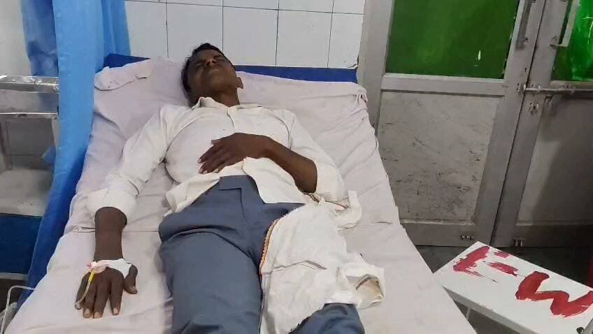 चित्रकूट पहाड़ी के कलवारा बुजुर्ग में सोते समय युवक को सर्प ने डसा हालत बिगड़ी जिला अस्पताल में कराया गया भर्ती। मामला चित्रकूट जनपद के पहाड़ी थाना क्षेत्र के कलवारा बुजुर्ग गांव का बाइट शुक्रवार की रात्रि 10:30 बजे का है जहां सर्प दंश से युवक की हालत बिगड़ गई युवक युवक रवि करण पुत्र राजाराम के परिजनों ने आज शनिवार की सुबह 9 बजे जानकारी देते हुए बताया कि रवि करन रोजाना की भांति घर में ही चारपाई पर सो रहा था तभी रात्रि लगभग 10:30 बजे चारपाई में चढ़कर रवि करन को सर्प ने डस लिया जिससे रविकरन की हालत बिगड़ गई जिसकी जानकारी होते ही परिजन रवीकरन को निजी साधन से सोनेपुर जिला अस्पताल में लाकर भर्ती कराया है जहां रवि करन का इलाज किया जा रहा है फिलहाल रवि करन की हालत अभी स्थिर बनी हुई है