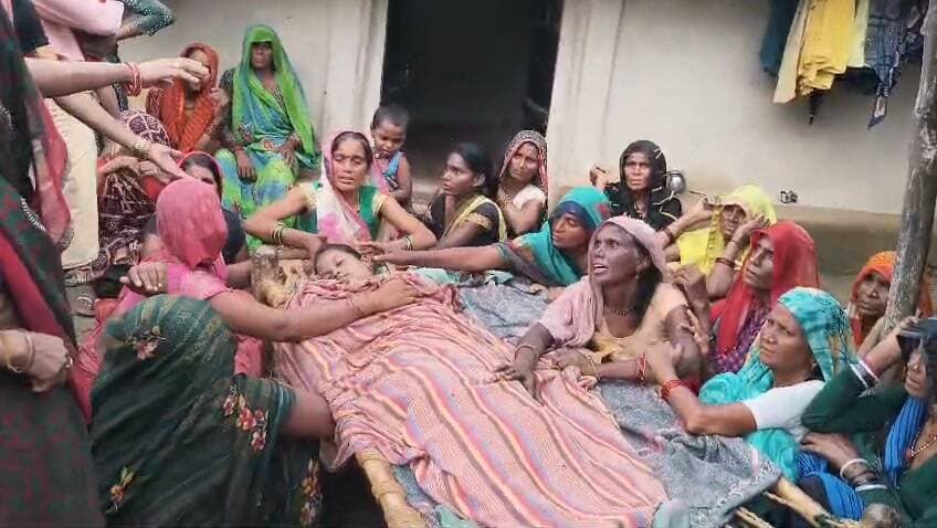 चित्रकूट राजापुर के गौहानीकला में नहाते समय यमुना नदी में डूबने से 25 वर्षीया युवती की मौत पुलिस ने कराया शव का पोस्टमार्टम मामला चित्रकूट जनपद के राजापुर थाना क्षेत्र के गौहानी कला गांव का आज शनिवार की सुबह करीब 7:30 बजे का है जहां यमुना नदी में डूबने से युवती की मौत हो गई मृतका युवती नान बिट्टी पुत्री मंगल के परिजनों ने बताया कि नानबिट्टी रोजाना की भांति गांव की कुछ महिलाओं के साथ यमुना नदी नहाने गई थी तभी नहाते समय अचानक नान बिट्टी गहरे पानी में चली गई और डूब गई वहीं नान बिट्टी को नदी में डूबते देख साथ में गई महिलाओं के शोर बचाने के बाद आसपास मौजूद लोग जब तक नान बिट्टी को यमुना नदी से निकाल पाते तब तक उसकी मौत हो चुकी थी वही नान मिट्टी की मौत से परिजनों में कोहराम मच गया और परिजनों का रो रो कर बुरा हाल है वहीं परिजनों की सूचना पर पहुंची पुलिस ने शव को कब्जे में लेकर शव का जिला मुख्यालय में पोस्टमार्टम कराया है।