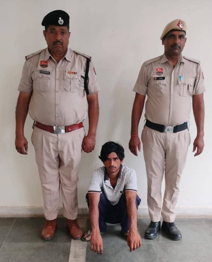 थाना बहीन पुलिस ने समर्सिबल की केबल चोरी करने वाले आरोपी को किया गिरफ्तार, चोरीशुदा कॉपर वायर बरामद।
Aonenews अरविन्द बक्शी
पुलिस अधीक्षक पलवल नीतीश अग्रवाल के कुशल मार्गदर्शन में थाना बहीन पुलिस ने खेतों से समर्सिबल की केबल चोरी करने के मामले में त्वरित कार्रवाई करते हुए एक आरोपी को गिरफ्तार किया है। पुलिस ने आरोपी के कब्जे से चोरीशुदा कॉपर वायर भी बरामद कर लिया है।
थाना बहीन प्रभारी निरीक्षक नरेंद्र कुमार ने बताया कि
दिनांक 19.08.2026 को जीतराम निवासी गांव आली ब्राह्मण, ने एक लिखित शिकायत दी थी। शिकायतकर्ता ने बताया कि वह किसानी का काम करता है। दिनांक 18.08.2026 की रात को किसी अज्ञात चोर ने उसके खेत के अलावा पड़ोस के किसानों शिवदत्त, नानक और जीवन लाल के खेतों से समर्सिबल की 3 फेज कॉपर केबल चोरी कर ली थी। शिकायत में बताया गया कि चोरी की घटना को अंजाम देने के बाद आरोपी सोहेल द्वारा थोड़ी दूरी पर केबल को जलाया जा रहा था। आहट होने पर जब शिकायतकर्ता और अन्य लोग मौके पर पहुंचे और आरोपी को भागने का प्रयास करते देखा, तो उन्होंने सूझबूझ से आरोपी को पकड़ लिया। इसके तुरंत बाद डायल 112 पर कॉल करके पुलिस को मौके पर बुलाया गया तथा पकड़े गए आरोपी और जली हुई केबल को पुलिस के हवाले कर दिया गया।
शिकायत के आधार पर थाना बहीन में भारतीय न्याय संहिता के तहत मुकदमा दर्ज कर नामजद आरोपी सोहेल खान निवासी गांव आली मेव, पलवल को नियमानुसार गिरफ्तार कर लिया।
पुलिस ने आरोपी की निशानदेही पर चोरी किया गया कॉपर वायर बरामद कर लिया है तथा मामले में आगामी कानूनी कार्रवाई जारी है। आरोपी को माननीय अदालत के समक्ष पेश करने की नियमानुसार कार्रवाई की जा रही है।