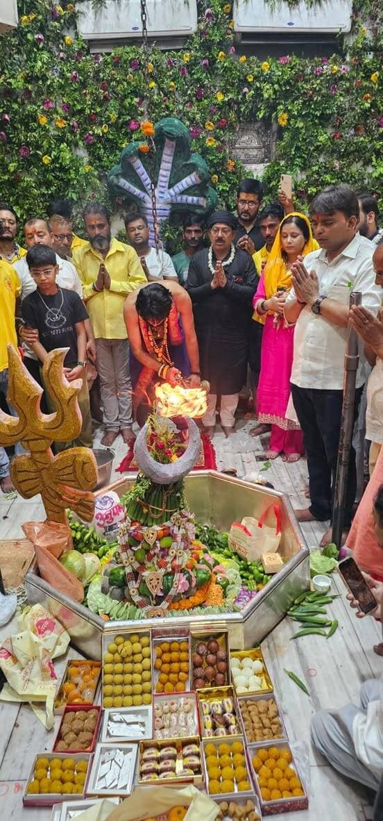 सवा 125 किलो सब्जियों से सजे बाबा गरीबनाथ, अनोखे महाशृंगार के दर्शन को उमड़ी श्रद्धा 🙏🔱
मुजफ्फरपुर के साहूपोखर में बाबा गरीबनाथ का अनोखा और आकर्षक महाशृंगार किया गया। साहूपोखर सेवा दल की ओर से बाबा गरीबनाथ को करीब सवा 125 किलो हरी और ताजी सब्जियों से सजाया गया। इस विशेष श्रृंगार को देखने के लिए श्रद्धालुओं में खासा उत्साह देखने को मिला।
महाशृंगार से पहले मंदिर के पुजारी महंत अभिषेक पाठक ने वैदिक मंत्रोच्चारण के साथ बाबा गरीबनाथ का विधिवत षोडशोपचार पूजन कराया। इसके बाद पंचामृत स्नान कराया गया। पूजा-अर्चना के उपरांत बाबा का श्रृंगार गोभी, परवल, भिंडी, टमाटर, चठैल, कुंदरी, शिमला मिर्च और पत्तागोभी सहित विभिन्न सब्जियों से किया गया।
श्रृंगार पूरा होने के बाद बाबा गरीबनाथ की भव्य आरती हुई और श्रद्धालुओं के बीच प्रसाद का वितरण किया गया। इस दौरान पुजारी आशुतोष पाठक उर्फ डाबर बाबा, शशिभूषण कुमार गोलू, भाजपा नेता प्रभात मालाकार, निरंजन झा, आशीष राज सूरी, अनिल कुमार, राघव ठाकुर सहित सैकड़ों सेवा दल के सदस्य मौजूद रहे।
#BabaGaribnath #Muzaffarpur #Mahashringar #Sahupokhar #TirhutNow