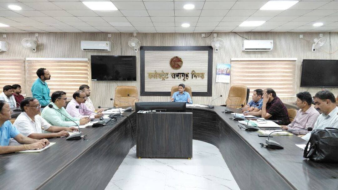 *एग्रीस्टेक पंजीयन, पैक्स सदस्यता एवं अग्रिम उर्वरक उठाव अभियान में युद्ध स्तर पर करें कार्य - कलेक्टर*
*किसानों को असंतुलित एवं अत्यधिक उर्वरक उपयोग से होने वाले दुष्प्रभावों के प्रति करें जागरूक*
*जिले में पर्याप्त मात्रा में उपलब्ध है खाद*
*भिण्ड 22 अगस्त 2026/*
कलेक्टर एवं बैंक प्रशासक भिण्ड की अध्यक्षता में जिले के सभी शाखा प्रबंधक/बैंकिंग सहायक/समिति प्रबंधक/सहा. समिति प्रबंधक/संस्था कम्प्यूटर ऑपरेटर की बैठक कलेक्ट्रेट सभागार में आयोजित की गई।
बैठक में पैक्स सदस्यता अभियान, केसीसी सैचुरेशन, प्रधानमंत्री फसल बीमा, कालातीत ऋण बसूली, खाद अग्रिम भण्डारण एवं वितरण, सीएम हेल्प लाइन, ऋण वितरण पर चर्चा की गई। इस दौरान उप संचालक कृषि, मुख्य कार्यपालन अधिकारी, जिला सहकारी केन्द्रीय बैंक भिण्ड सहित अन्य अधिकारी उपस्थित रहे।
कलेक्टर ने निर्देशित कर कहा कि शासन के निर्देशानुसार जिले में 20 अगस्त से 15 सितम्बर 2026 तक “एग्रीस्टेक पंजीयन, पैक्स सदस्यता एवं अग्रिम उर्वरक उठाव अभियान” संचालित किया जा रहा है। जिसका उद्देश्य रबी वर्ष 2026-27 में किसानों को उर्वरकों का संतुलित एवं विवेकपूर्ण उपयोग करने के लिए प्रोत्साहित करना, फसल की आवश्यकता के अनुरूप उर्वरक की अग्रिम उपलब्धता सुनिश्चित करना, ई-विकास प्रणाली के माध्यम से ई-टोकन जनरेट करने तथा एग्रीस्टेक पोर्टल पर उपलब्ध सुविधाओं का लाभ किसानों तक पहुंचाना है। साथ ही पैक्स में अधिक से अधिक किसानों को सदस्य बनाना है। इन सभी कार्यों को युद्ध स्तर पर अभियान के तौर पर करें।
कलेक्टर ने निर्देश दिए कि अभियान को केवल पंजीयन तक सीमित न रखते हुए किसानों को एग्रीस्टेक एवं ई-विकास प्रणाली में उपलब्ध सुविधाओं की व्यावहारिक जानकारी भी दी जाए।
उन्होंने संबंधित अधिकारियों को निर्देशित किया कि अभियान की प्रतिदिन की प्रगति रिपोर्ट प्रस्तुत की जाए। पैक्स के सदस्य किसानों को रबी फसल के लिए अग्रिम उर्वरक उठाव हेतु प्रेरित किया जाए। किसानों को असंतुलित एवं अत्यधिक उर्वरक उपयोग से होने वाले दुष्प्रभावों के प्रति जागरूक किया जाए। अभियान अंतर्गत निर्धारित लक्ष्यों की पूर्ति सुनिश्चित की जाए। जिले में पर्याप्त मात्रा में खाद उपलब्ध है, बस हमें विकेन्द्रीकृत तरीके से वितरण की व्यवस्था जमानी है।
उन्होंने स्पष्ट किया कि अभियान के क्रियान्वयन में किसी भी स्तर पर लापरवाही अथवा अनावश्यक विलंब पाए जाने पर संबंधित अधिकारी-कर्मचारी का उत्तरदायित्व निर्धारित कर आवश्यक कार्रवाई की जाएगी।