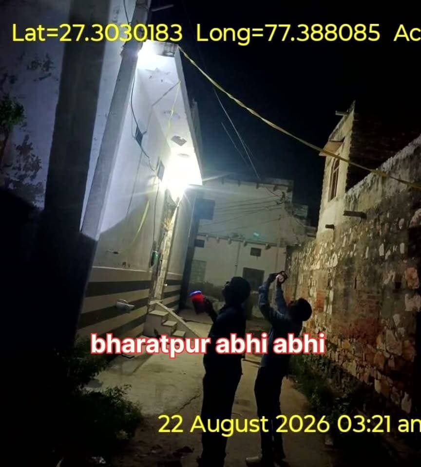 #भरतपुर। जयपुर डिस्कॉम के अधीक्षण अभियंता, डीग बी.एल वर्मा एवं अधिशासी अभियंता, डीग मयूरध्वज शर्मा के निर्देशानुसार विद्युत निगम द्वारा कुम्हेर क्षेत्र में बिजली चोरों और बकायेदारों के खिलाफ ताबड़तोड़ कार्रवाई की गई। सहायक अभियंता अभिषेक सिंह के नेतृत्व में निगम की टीम ने आज तालफेरा, अभौरा और गुनसारा गांवों में सघन चेकिंग अभियान चलाया। इस दौरान बिजली चोरी करते पकड़े गए करीब 22 उपभोक्ताओं और गैर-उपभोक्ताओं के खिलाफ वीसीआर भरी गई तथा लगभग ढाई लाख रुपये का जुर्माना लगाया गया। साथ ही पीडीसी और डीसी उपभोक्ताओं पर भी सख्त रुख अपनाते हुए नियमानुसार कार्रवाई को अंजाम दिया गया। निगम अधिकारियों ने स्पष्ट चेतावनी दी है कि यदि निर्धारित समय सीमा में जुर्माना राशि जमा नहीं कराई गई तो संबंधितों के खिलाफ नियमानुसार प्रशासनिक कार्रवाई अमल में लाई जाएगी। इस बड़ी कार्रवाई के दौरान मौके पर कनिष्ठ अभियंता विपिन शर्मा, गणपत सिंह लोधा और निगम के तकनीकी कर्मचारी तैनात रहे।