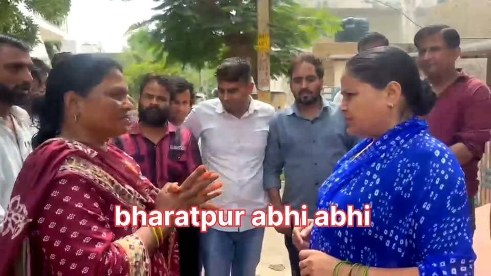 "कंपनी कह रही है कि नहीं लगा रहे, जो मर्जी हो कर लो.."
भरतपुर। भरतपुर मेडिकल कॉलेज की कंपनी लीड गार्ड के तानाशाही रवैये से परेशान पूर्व संविधा नर्सिंग कर्मियों का आक्रोश लगातार गहराता जा रहा है। लंबे समय तक अपनी सेवाएं देने वाले अनुभवी कर्मियों की अनदेखी कर लीड गार्ड कंपनी द्वारा उनके स्थान पर नए कार्मिकों की नियुक्ति किए जाने के विरोध में नर्सिंग स्टाफ ने मोर्चा खोल दिया है। पीड़ित नर्सेज कर्मियों ने भरतपुर भाजपा जिला अध्यक्ष शिवानी दायमा को ज्ञापन सौंपकर अपनी समस्याएं बताईं। कर्मियों का आरोप है कि प्रधानाचार्य द्वारा बार-बार केवल आश्वासन ही दिया जा रहा है और नए कर्मियों को हटाने की मांग पर आचार संहिता का बहाना बनाया जाता है। नर्सेज कर्मियों ने मांग रखी है कि स्वीकृत 35 पदों पर वर्षों से सेवा दे रहे अनुभवी संविदा कर्मियों को प्राथमिकता देकर सेवा बहाल की जाए। मांगें पूरी न होने पर कर्मियों ने भाजपा कार्यालय पर अनशन शुरू करने की तैयारी कर ली थी। हालांकि, जिला अध्यक्ष शिवानी दायमा द्वारा अगले दो दिनों में उचित कार्रवाई का आश्वासन मिलने के बाद कर्मियों ने फिलहाल अपना अनशन टाल दिया है।
