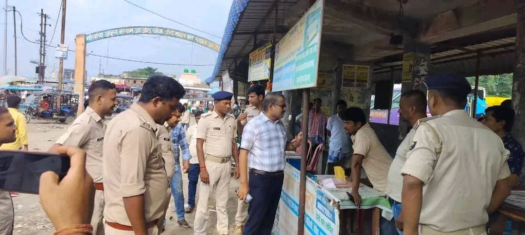 जिलाधिकारी के निर्देश पर अवैध किराया वसूली के खिलाफ चला बड़ा जांच अभियान
अररिया बस स्टैंड सहित जिलेभर में परिवहन विभाग की सघन कार्रवाई
अररिया जिला पदाधिकारी विनोद दूहन के निर्देश के आलोक में यात्रियों से निर्धारित किराया से अधिक राशि वसूले जाने की शिकायतों पर जिला परिवहन पदाधिकारी के नेतृत्व में परिवहन विभाग द्वारा जिलेभर में विशेष जांच अभियान चलाया गया।
19 स्थानों पर जांच अभियान
लगभग 56 बसों की जांच
₹38,500 जुर्माना वसूला गया
जांच के दौरान बसों में पॉइंट-टू-पॉइंट निर्धारित किराया सारणी के प्रदर्शन की जांच की गई। परिवहन विभाग के अधिकारियों ने बसों में सफर कर रहे यात्रियों से भी सीधे पूछताछ कर यह जानकारी ली कि उनसे निर्धारित किराया ही लिया जा रहा है या अतिरिक्त राशि वसूली जा रही है।
बस स्टैंड के बुकिंग काउंटरों की भी जांच
विशेष अभियान के दौरान अररिया बस स्टैंड स्थित विभिन्न बसों के बुकिंग काउंटरों पर भी परिवहन विभाग के अधिकारियों ने जाकर जांच की। सभी बुकिंग काउंटर संचालकों को निर्देश दिया गया कि यात्रियों को निर्धारित किराया की स्पष्ट जानकारी उपलब्ध कराएं तथा सरकार द्वारा निर्धारित किराया से अधिक राशि किसी भी स्थिति में नहीं लें।
नियमों का उल्लंघन करने पर होगी कड़ी कार्रवाई
बस में निर्धारित किराया सारणी प्रदर्शित नहीं करने अथवा निर्धारित किराया से अधिक राशि वसूलने पर नियमानुसार जुर्माना एवं अन्य वैधानिक कार्रवाई की जाएगी। बार-बार नियमों का उल्लंघन करने वाले वाहनों के विरुद्ध उपलब्ध प्रावधानों के तहत फिटनेस संबंधी कार्रवाई एवं वाहन जब्ती जैसी कठोर कार्रवाई भी की जा सकती है।
जिला प्रशासन ने स्पष्ट किया है कि यात्रियों के हितों के साथ किसी प्रकार का समझौता नहीं किया जाएगा। यह जांच अभियान आगे भी लगातार जारी रहेगा।
बस संचालकों एवं बुकिंग काउंटर संचालकों से अपील: सरकार द्वारा निर्धारित किराया का ही पालन करें और बस में निर्धारित किराया सारणी अनिवार्य रूप से प्रदर्शित करें।