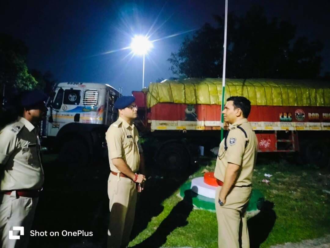 पुलिस अधीक्षक संतोष कुमार द्वारा किशनगंज जिला के साइबर थाना, SC/ST थाना , महिला थाना तथा टाउन थाना का निरीक्षण किया गया।
निरीक्षण के दौरान पुलिस अधीक्षक द्वारा थाना के अभिलेखों, लंबित कांडों, अनुसंधान की प्रगति, शिकायतों के निष्पादन एवं थाना की कार्यप्रणाली की समीक्षा की गई। संबंधित पदाधिकारियों को मामलों के त्वरित निष्पादन, पीड़ितों की शिकायतों पर संवेदनशीलता के साथ कार्रवाई तथा आमजन को बेहतर पुलिस सेवा उपलब्ध कराने हेतु आवश्यक दिशा-निर्देश दिए गए l
पुलिस अधीक्षक ने सभी पदाधिकारियों एवं कर्मियों को कर्तव्य के प्रति सजग एवं संवेदनशील रहते हुए विधि-व्यवस्था एवं आमजन की सुरक्षा सुनिश्चित करने का निर्देश दिया।