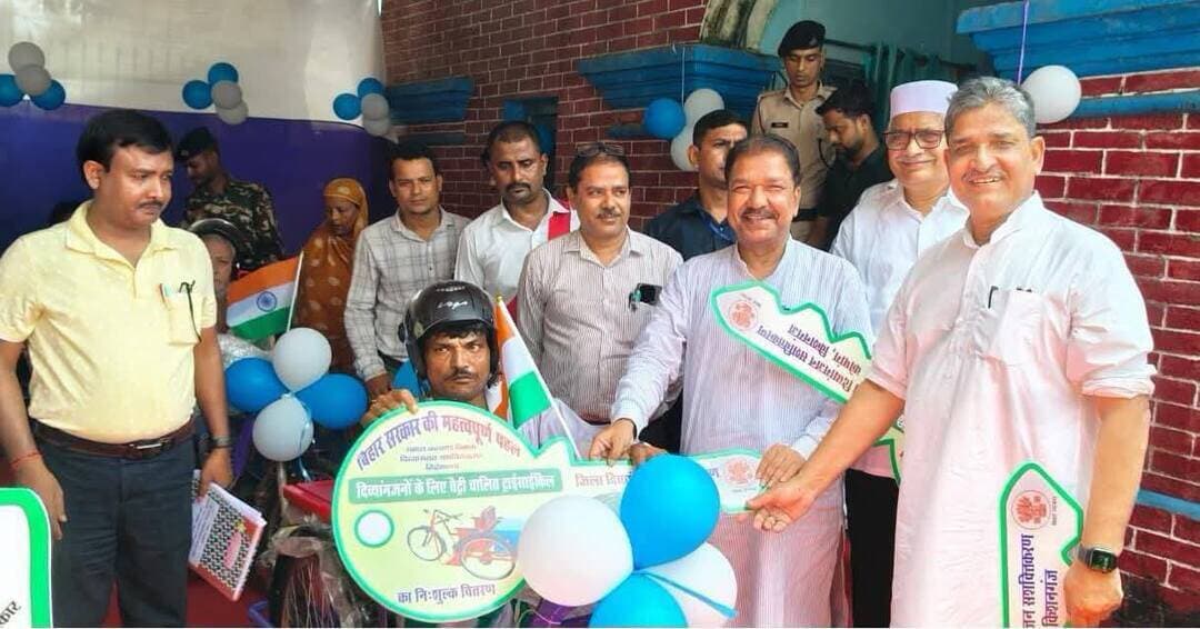 किशनगंज में जिला परिषद के मेची सभागार में जिला विकास समन्वय एवं निगरानी समिति (दिशा) की बैठक में सम्मिलित हुआ। बैठक में जिले में संचालित विभिन्न विकास एवं जनकल्याणकारी योजनाओं की प्रगति की समीक्षा की तथा संबंधित विभागों के पदाधिकारियों को योजनाओं का प्रभावी एवं समयबद्ध क्रियान्वयन सुनिश्चित करने के लिए आवश्यक दिशा निर्देश दिए।
इस अवसर पर दिव्यांगजनों को ट्राईसाइकिल एवं भूमिहीन परिवारों को वासभूमि का पर्चा प्रदान किया गया। सरकार की प्राथमिकता है कि विकास का लाभ समाज के अंतिम पायदान पर खड़े प्रत्येक व्यक्ति तक पहुंचे और जरूरतमंद परिवारों को सम्मानजनक जीवन का आधार मिले।
किशनगंज के समग्र विकास, जनकल्याण और योजनाओं के बेहतर क्रियान्वयन के लिए प्रशासनिक स्तर पर निरंतर प्रयास जारी हैं।
#kishanganjbihar #BiharNews
