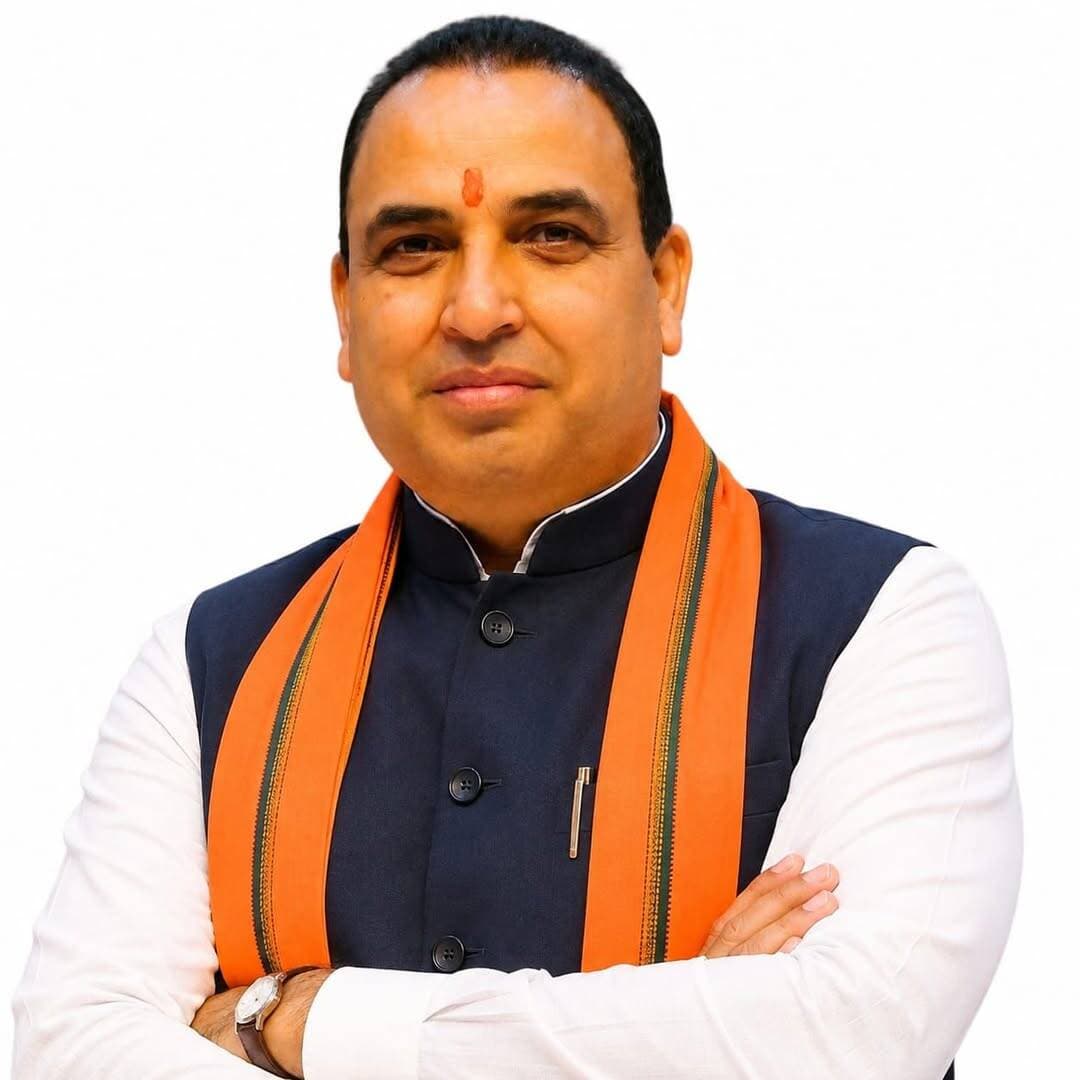 <nis:link nis:type=tag nis:id=एक nis:value=एक nis:enabled=true nis:link/> रविवार–एक गांव, <nis:link nis:type=tag nis:id=एक nis:value=एक nis:enabled=true nis:link/> घंटा समाज के नाम’ अभियान का द्वितीय रविवार कल <nis:link nis:type=tag nis:id=प्रदेशभर nis:value=प्रदेशभर nis:enabled=true nis:link/> में गांवों तक पहुंचेगा सेवा और जनजागरूकता का संदेश, आमजन से सहभागिता की अपील
<nis:link nis:type=tag nis:id=नई nis:value=नई nis:enabled=true nis:link/> टिहरी। <nis:link nis:type=tag nis:id=समाज nis:value=समाज nis:enabled=true nis:link/> सेवा को जनभागीदारी से जोड़ने और प्रत्येक व्यक्ति को अपने गांव एवं समाज के लिए समय देने के उद्देश्य से शुरू किए गए “एक रविवार–एक गांव, एक घंटा समाज के नाम” अभियान का द्वितीय रविवार 23 अगस्त 2026 को प्रदेशभर में आयोजित किया जाएगा।
<nis:link nis:type=tag nis:id=इस nis:value=इस nis:enabled=true nis:link/> अभियान के तहत विभिन्न जिलों एवं मंडलों में सामाजिक कार्यकर्ता, युवा, जनप्रतिनिधि, अधिकारी-कर्मचारी, स्वयंसेवी संस्थाओं से जुड़े लोग तथा स्थानीय नागरिक अपने-अपने गांवों में पहुंचकर एक घंटे का समय समाज सेवा के लिए समर्पित करेंगे। इस दौरान गांव की स्थानीय आवश्यकताओं और समस्याओं को समझने, जनजागरूकता बढ़ाने, जरूरतमंदों की सहायता करने तथा उपलब्ध संसाधनों के माध्यम से समस्याओं के समाधान का प्रयास किया जाएगा।
<nis:link nis:type=tag nis:id=अभियान nis:value=अभियान nis:enabled=true nis:link/> के प्रथम रविवार को प्रदेश के विभिन्न क्षेत्रों में लोगों ने उत्साहपूर्वक सहभागिता की। कई स्थानों पर ग्रामीणों के साथ संवाद कर उनकी समस्याएं सुनी गईं तथा सामाजिक सरोकारों से जुड़े विषयों पर जनजागरूकता कार्यक्रम आयोजित किए गए। प्रथम चरण में मिली सकारात्मक प्रतिक्रिया के बाद द्वितीय रविवार को अभियान को और व्यापक बनाने की तैयारी की गई है।
सुशील बहुगुणा ने कहा कि आज की व्यस्त जीवनशैली में यदि प्रत्येक व्यक्ति सप्ताह में केवल एक घंटा भी समाज के लिए निकालता है, तो सामूहिक रूप से इसका बड़ा सकारात्मक प्रभाव पड़ सकता है। उन्होंने कहा कि समाज सेवा के लिए बड़े संसाधनों की आवश्यकता नहीं, बल्कि समय देने की इच्छाशक्ति और सेवा की भावना आवश्यक है। उन्होंने आमजन, युवाओं, सामाजिक कार्यकर्ताओं, अधिकारी-कर्मचारियों तथा सभी वर्गों से अपील की कि वे अपने-अपने गांव और क्षेत्र में इस अभियान से जुड़ें। उन्होंने कहा कि यह पहल किसी एक व्यक्ति तक सीमित न रहकर जनभागीदारी का अभियान बने, यही इसका मुख्य उद्देश्य है।
बहुगुणा ने कहा कि प्रत्येक रविवार एक गांव में एक घंटे की गतिविधि के माध्यम से गांव की वास्तविक जरूरतों को समझने और स्थानीय स्तर पर समाधान की दिशा में प्रयास किए जाएंगे। साथ ही सेवा कार्यों की जानकारी, फोटो एवं समाचारों को साझा कर प्रदेशभर में सकारात्मक गतिविधियों को प्रोत्साहित किया जाएगा।
उन्होंने कहा कि “एक रविवार–एक गांव, एक घंटा समाज के नाम” केवल एक कार्यक्रम नहीं, बल्कि समाज के प्रति अपनी जिम्मेदारी निभाने का संकल्प है। यदि प्रदेश का प्रत्येक नागरिक सप्ताह में एक घंटा समाज को देता है, तो सेवा, सहयोग और सामाजिक सहभागिता की एक मजबूत श्रृंखला तैयार की जा सकती है।
सुशील बहुगुणा ने प्रदेशवासियों से आह्वान किया कि 23 अगस्त को अपने रविवार का एक घंटा समाज के नाम समर्पित करें और इस जनभागीदारी की पहल को गांव-गांव तक पहुंचाने में सहयोग करें।
<nis:link nis:type=tag nis:id=एक nis:value=एक nis:enabled=true nis:link/> रविवार। <nis:link nis:type=tag nis:id=एक nis:value=एक nis:enabled=true nis:link/> गांव। <nis:link nis:type=tag nis:id=एक nis:value=एक nis:enabled=true nis:link/> घंटा। <nis:link nis:type=tag nis:id=समाज nis:value=समाज nis:enabled=true nis:link/> के नाम।
