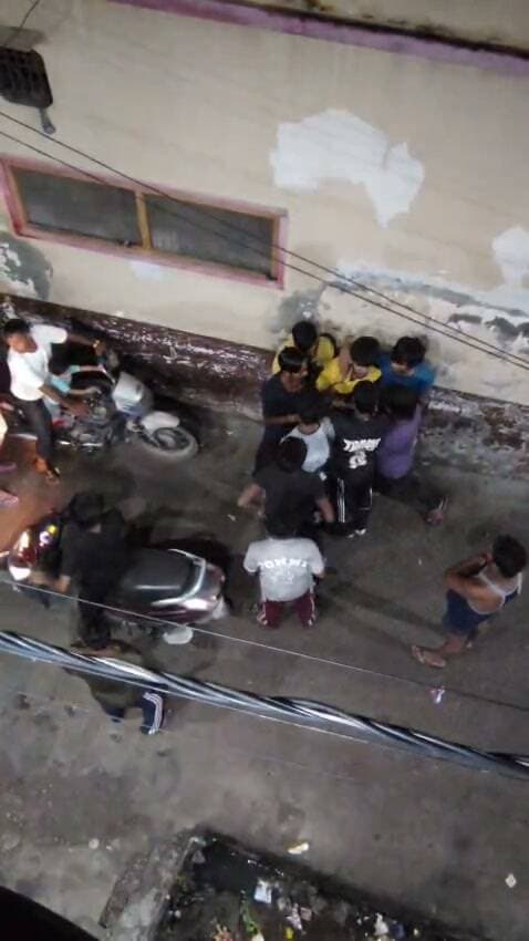 बदायूं के GEN G में पुलिस का खौफ कम होता जा रहा है जिस बच्चे को ये लड़के मार और पकड़ कर ले जा रहे हैं उसका नाम नैतिक गुप्ता बताया जा रहा हैं। कई सवाल खड़े करती हैं ये वीडियो, ये मामला ब्रह्मपुर गद्दी चौक का बताया जा रहा हैं
#Budaun #News Budaun Police