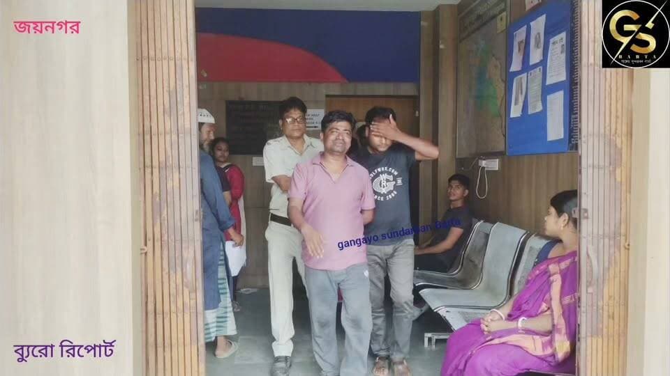 মদ্যপ অবস্থায় বিডিও অফিসে ঢুকে ভাঙচুর, গ্রেফতার দুই যুবক #GSB #police #bdooffice #BDO #jaynagar