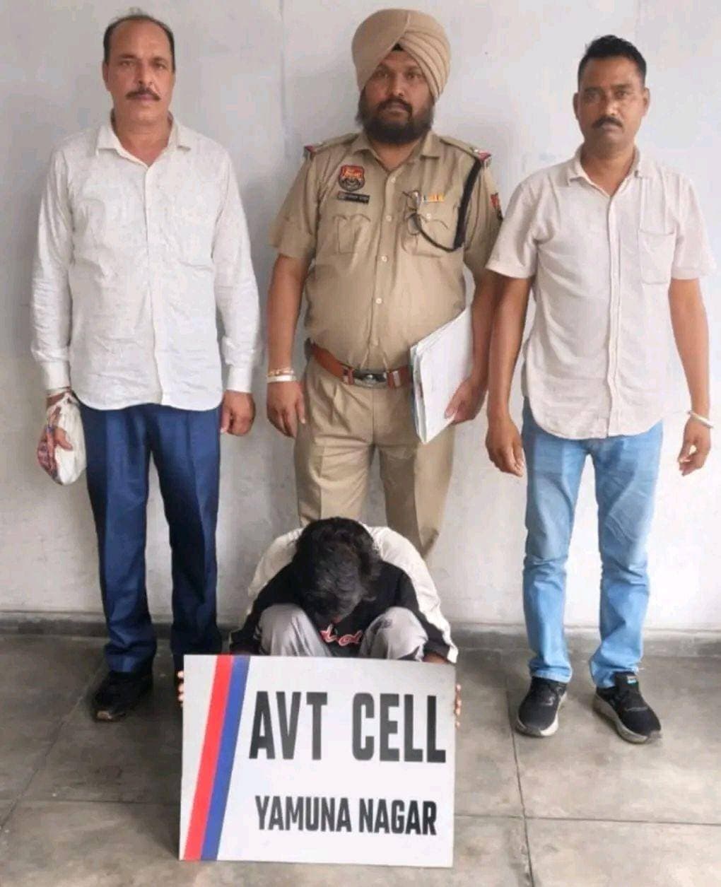 एंटी व्हीकल थेफ्ट सेल की टीम ने बाइक चोर को किया गिरफ्तार, चोरी की तीन बाइक बरामद। आरोपी की पहचान जिला अंबाला के गांव बुडियो निवासी विशाल उर्फ गुल्लू पुत्र सतीश कुमार के रूप में हुई।