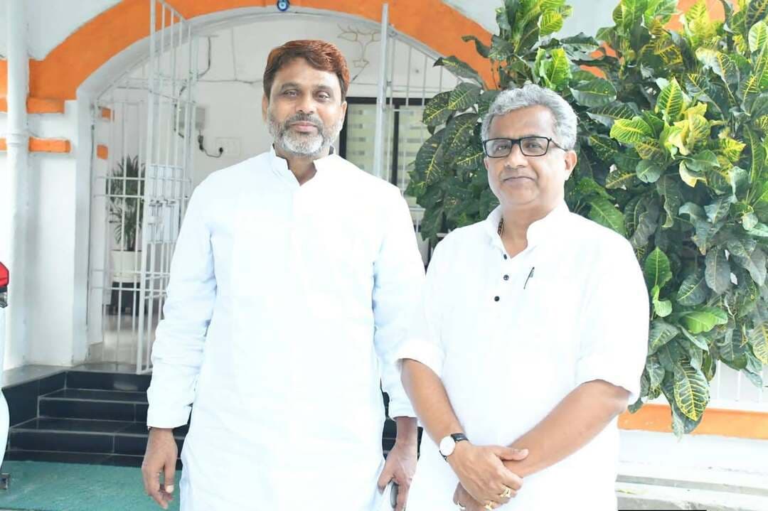 पटना में माननीय नगर विकास एवं आवास विभाग, बिहार सरकार के मंत्री श्री नितिन मिश्रा जी से उनके सरकारी आवास पर अमौर विधायक जनाब अख्तरुल ईमान साहब ने शिष्टाचार भेंट की।
इस दौरान विधायक जी ने नगर पंचायत अमौर से संबंधित विभिन्न समस्याओं से माननीय मंत्री महोदय को पत्र के माध्यम से अवगत कराया। माननीय मंत्री महोदय ने इन समस्याओं के समाधान हेतु सकारात्मक पहल का आश्वासन दिया।