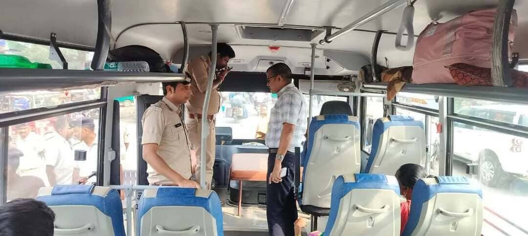 जिलाधिकारी के निर्देश पर अवैध किराया वसूली के खिलाफ चला बड़ा जांच अभियान
अररिया बस स्टैंड सहित जिलेभर में परिवहन विभाग की सघन कार्रवाई
जिला पदाधिकारी, अररिया श्री विनोद दूहन के निर्देश के आलोक में यात्रियों से निर्धारित किराया से अधिक राशि वसूले जाने की शिकायतों पर जिला परिवहन पदाधिकारी के नेतृत्व में परिवहन विभाग द्वारा जिलेभर में विशेष जांच अभियान चलाया गया।
19 स्थानों पर जांच अभियान
लगभग 56 बसों की जांच
₹38,500 जुर्माना वसूला गया
जांच के दौरान बसों में पॉइंट-टू-पॉइंट निर्धारित किराया सारणी के प्रदर्शन की जांच की गई। परिवहन विभाग के अधिकारियों ने बसों में सफर कर रहे यात्रियों से भी सीधे पूछताछ कर यह जानकारी ली कि उनसे निर्धारित किराया ही लिया जा रहा है या अतिरिक्त राशि वसूली जा रही है।
बस स्टैंड के बुकिंग काउंटरों की भी जांच
विशेष अभियान के दौरान अररिया बस स्टैंड स्थित विभिन्न बसों के बुकिंग काउंटरों पर भी परिवहन विभाग के अधिकारियों ने जाकर जांच की। सभी बुकिंग काउंटर संचालकों को निर्देश दिया गया कि यात्रियों को निर्धारित किराया की स्पष्ट जानकारी उपलब्ध कराएं तथा सरकार द्वारा निर्धारित किराया से अधिक राशि किसी भी स्थिति में नहीं लें।
नियमों का उल्लंघन करने पर होगी कड़ी कार्रवाई
बस में निर्धारित किराया सारणी प्रदर्शित नहीं करने अथवा निर्धारित किराया से अधिक राशि वसूलने पर नियमानुसार जुर्माना एवं अन्य वैधानिक कार्रवाई की जाएगी। बार-बार नियमों का उल्लंघन करने वाले वाहनों के विरुद्ध उपलब्ध प्रावधानों के तहत फिटनेस संबंधी कार्रवाई एवं वाहन जब्ती जैसी कठोर कार्रवाई भी की जा सकती है।
जिला प्रशासन ने स्पष्ट किया है कि यात्रियों के हितों के साथ किसी प्रकार का समझौता नहीं किया जाएगा। यह जांच अभियान आगे भी लगातार जारी रहेगा।
बस संचालकों एवं बुकिंग काउंटर संचालकों से अपील:
सरकार द्वारा निर्धारित किराया का ही पालन करें और बस में निर्धारित किराया सारणी अनिवार्य रूप से प्रदर्शित करें।