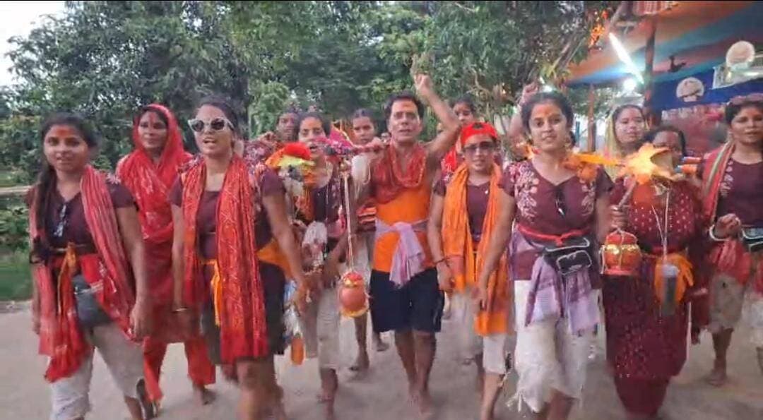 युवा पीढ़ी को आस्था और सनातन से जोड़ने की अनोखी पहल, 19 बेटियों संग पिता संजीव पैदल जा रहे देवघर.....see more