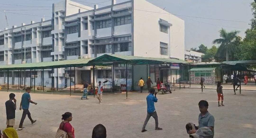 स्कूल जा रहे शिक्षक की स्कूटी बालू में फिसली, 15 मीटर तक घिसटे; इलाज के दौरान मौत.......see more