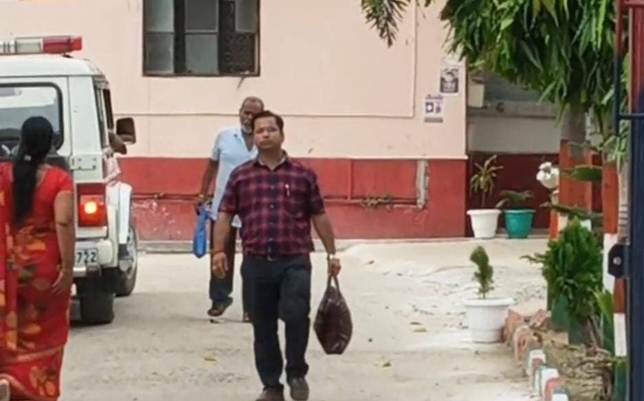 अस्पताल मैनेजर पर डॉक्टर ने लगाया रंगदारी मांगने और मारपीट का आरोप, अप्राकृतिक यौन शोषण के प्रयास का भी दावा......see more