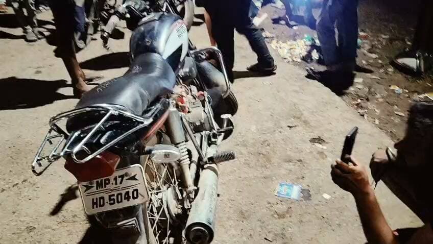 मोटरसाइकिल में छिपे सांप ने युवक को डसा गंभीर हालत में रीवा संजय गांधी अस्पताल भेजा गया
रीवा जिले के गुढ़ कस्बे में एक दुखद और सनसनीखेज हादसा सामने आया है जहाँ मोटरसाइकिल में छिपे एक विषैले सर्प ने गुढ़ निवासी ओम प्रकाश गुप्ता नामक युवक को डस लिया।घटना के तुरंत बाद आसपास मौजूद लोगों और परिजनों की मदद से गंभीर हालत में युवक को तत्काल रीवा के संजय गांधी मेमोरियल अस्पताल ले जाया गया है प्राप्त जानकारी के अनुसार ओम प्रकाश गुप्ता जब अपनी मोटरसाइकिल के पास पहुंचे और उसे चालू करने करने की तैयारी कर रहे थे तभी बाइक के आंतरिक हिस्से में पहले से छिपे सर्प ने उन पर अचानक हमला कर दिया।सर्पदंश की आहट होते ही मौके पर हड़कंप मच गया और स्थानीय लोगों ने तत्परता दिखाते हुए पीड़ित को निजी वाहन के माध्यम से अविलंब संजय गांधी अस्पताल ले जाया गया।
