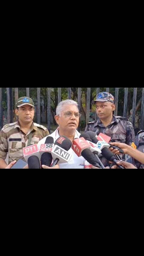 একদিনে বাংলার রাজনীতিতে ৬টি বড় ঘটনা!
একদিকে হাইকোর্টে রক্ষাকবচ, অন্যদিকে বিধানসভায় গেরুয়া পোশাক—আর কোথাও আবার থানায় ঢুকে প্রতিবাদ!
দিনভর রাজ্য রাজনীতিতে একের পর এক ঘটনা নিয়ে তৈরি হয়েছে চর্চা।
কিন্তু এখানেই শেষ নয়…
১️⃣ তৃণমূল সাংসদ অভিষেক বন্দ্যোপাধ্যায় ফের একটি মামলায় হাইকোর্ট থেকে রক্ষাকবচ পেয়েছেন।
২️⃣ তৃণমূল বিধায়ক কুণাল ঘোষকে বিধানসভায় দেখা গেল গেরুয়া পোশাকে। এই পোশাক ঘিরেও তৈরি হয়েছে রাজনৈতিক কৌতূহল।
৩️⃣ যাদবপুর বিশ্ববিদ্যালয়ে ছাত্রছাত্রীদের আন্দোলন ঘিরে উত্তেজনা ও রাজনৈতিক চাপানউতোর অব্যাহত।
৪️⃣ শিলিগুড়িতে স্বরাষ্ট্রমন্ত্রী অমিত শাহের বড় দাবি।
তাঁর বক্তব্য, পশ্চিমবঙ্গের প্রাক্তন মুখ্যমন্ত্রী মমতা বন্দ্যোপাধ্যায়কে একাধিকবার বিএসএফকে জমি দেওয়ার কথা বলা হয়েছিল, কিন্তু জমি দেওয়া হয়নি।
৫️⃣ বিরোধী দলনেতা রাহুল গান্ধীকে থানায় ঢুকে প্রতিবাদ ও আন্দোলন করতে দেখা গেছে—যা নিয়েও শুরু হয়েছে রাজনৈতিক বিতর্ক।
আর ৬️⃣ আরজে প্রবীণ দেখা করলেন মন্ত্রী দিলীপ ঘোষের সঙ্গে। এই সাক্ষাৎ ঘিরেও উঠছে নানা প্রশ্ন।
🔥 ছয়টি ঘটনা—ছয় রকম রাজনৈতিক বার্তা।
আপনার মতে, এর মধ্যে কোন ঘটনাটি সবচেয়ে বেশি গুরুত্বপূর্ণ বা তাৎপর্যপূর্ণ?
👇 কমেন্টে শুধু ১ থেকে ৬-এর মধ্যে একটি নম্বর লিখুন।
📌 পোস্টটি গুরুত্বপূর্ণ মনে হলে শেয়ার করুন, যাতে অন্যরাও পুরো ঘটনাগুলি জানতে পারেন।