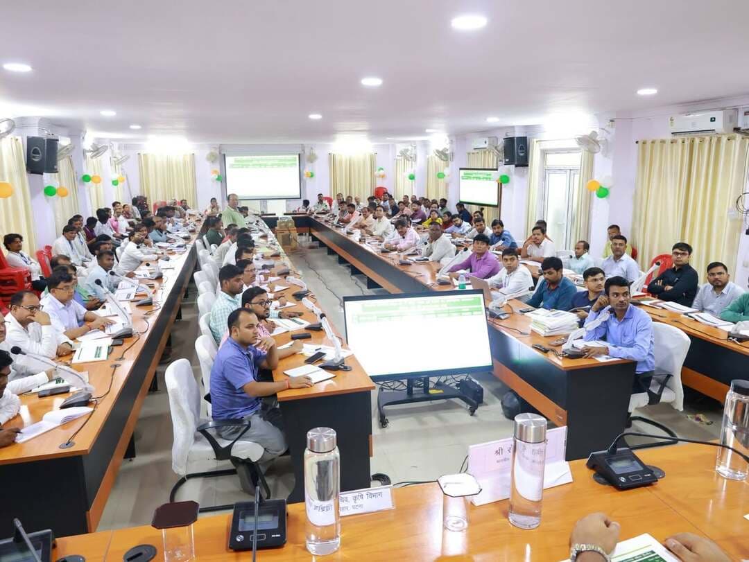 कृषि योजनाओं के क्रियान्वयन में तेजी लाने का निर्देश, किसानों तक योजनाओं का लाभ पहुँचाना सरकार की प्राथमिकता मंत्री विजय कुमार सिन्हा
गया: प्रभारी मंत्री सह कृषि मंत्री विजय कुमार सिन्हा ने आज गया में कृषि टास्क फोर्स की बैठक की अध्यक्षता करते हुए जिले में कृषि एवं संबद्ध क्षेत्रों से जुड़ी योजनाओं की विस्तृत समीक्षा की। बैठक में कृषि, उद्यान, पशुपालन, मत्स्य, सहकारिता सहित सभी संबंधित विभागों के वरीय पदाधिकारियों ने भाग लिया।
बैठक में प्रभारी मंत्री ने अधिकारियों को स्पष्ट निर्देश दिया कि सरकार की कृषि योजनाओं का लाभ वास्तविक रूप से किसानों तक समयबद्ध, पारदर्शी एवं प्रभावी तरीके से पहुँचे। उन्होंने योजनाओं के क्रियान्वयन में किसी भी स्तर पर लापरवाही नहीं बरतने तथा विभागीय लक्ष्यों को निर्धारित समय-सीमा के भीतर पूरा करने का निर्देश दिया।
विजय कुमार सिन्हा ने किसानों की आय बढ़ाने, प्राकृतिक एवं टिकाऊ कृषि को बढ़ावा देने, खाद की उपलब्धता एवं निर्धारित मूल्य पर बिक्री सुनिश्चित करने, सिंचाई सुविधाओं के विस्तार, गुणवत्तापूर्ण बीज एवं कृषि इनपुट की उपलब्धता तथा कृषि उत्पादों के बेहतर विपणन एवं बाजार से जुड़ाव पर विशेष जोर दिया। उन्होंने कहा कि किसानों की समृद्धि बिहार सरकार की सर्वोच्च प्राथमिकताओं में है। कृषि क्षेत्र को आधुनिक, लाभकारी एवं टिकाऊ बनाने के लिए सरकार प्रतिबद्ध है।
बैठक के दौरान जिले में कृषि योजनाओं की प्रगति, खरीफ फसल की स्थिति, बीज एवं उर्वरक की उपलब्धता, किसानों को उपलब्ध कराई जा रही सुविधाएँ, सिंचाई व्यवस्था तथा अन्य कृषि कार्यक्रमों की बिंदुवार समीक्षा की गई। किसानों को गुणवत्तापूर्ण कृषि इनपुट समय पर उपलब्ध कराने तथा योजनाओं का लाभ पात्र लाभुकों तक पहुँचाने को लेकर आवश्यक दिशा-निर्देश दिए गए।
प्रभारी मंत्री ने अधिकारियों को निर्देश दिया कि वे क्षेत्र भ्रमण बढ़ाएं और किसानों से सीधे संवाद कर उनकी समस्याओं को समझें तथा उनका त्वरित समाधान सुनिश्चित करें। उन्होंने कहा कि योजनाओं की सफलता केवल कागजी उपलब्धियों से नहीं, बल्कि खेत और किसान तक उसके वास्तविक लाभ पहुँचने से सुनिश्चित होती है।
उन्होंने कहा कि कृषि को केवल उत्पादन तक सीमित नहीं रखना है, बल्कि किसानों को आधुनिक तकनीक, प्रसंस्करण, मूल्यवर्धन और बेहतर बाजार से जोड़कर कृषि को लाभकारी एवं उद्यमिता का माध्यम बनाना है। इसके लिए विभागीय स्तर पर योजनाओं के प्रभावी क्रियान्वयन और आपसी समन्वय को और मजबूत किया जाए।
बैठक में विधायक अतरी रोमित कुमार, कृषि विभाग के विशेष सचिव, कृषि निदेशक, निदेशक कृषि उद्यान, गयाजी के जिलाधिकारी सहित विभिन्न विभागों के वरीय पदाधिकारी उपस्थित रहे।
