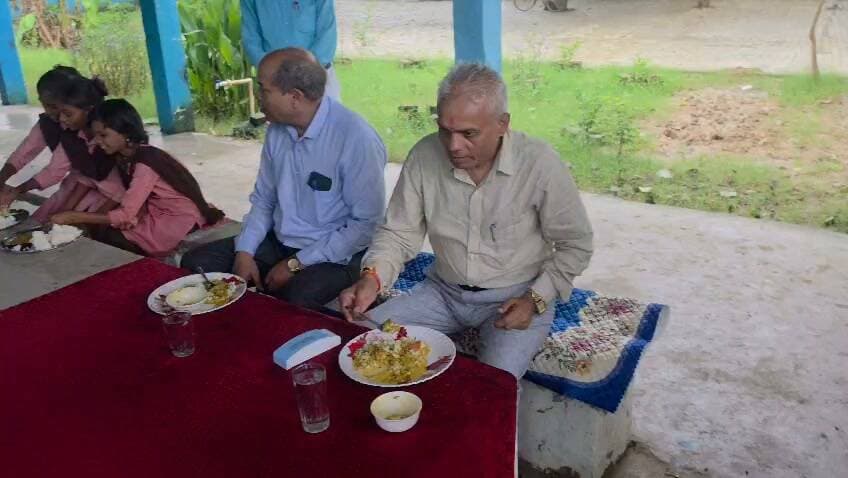*डायट प्राचार्य ने मऊ ब्लॉक के 9 विद्यालयों का किया औचक निरीक्षण, बच्चों को पढ़ाया और मध्याह्न भोजन की परखी गुणवत्ता*
आज दिनांक 22 अगस्त 2026 को प्राचार्य डायट द्वारा जनपद चित्रकूट के मऊ ब्लॉक के कस्तूरबा गांधी आवासीय बालिका विद्यालय, मानिकपुर सहित कुल 09 परिषदीय विद्यालयों का औचक निरीक्षण किया गया। इस दौरान अधिकांश विद्यालयों में सत्रीय परीक्षाएं संचालित पाई गईं तथा शिक्षकों की उपस्थिति शत-प्रतिशत रही।
निरीक्षण की शुरुआत सुबह 09:00 बजे कम्पोजिट विद्यालय जोरवारा, मऊ से हुई। यहाँ छात्र उपस्थिति एवं नामांकन संतोषजनक मिला। हालांकि, विद्यालय परिसर में पड़े ध्वस्त भवन के मलबे और ऊपर से गुजर रहे 11000 वोल्ट के विद्युत तार को हटाने के लिए यथोचित कार्रवाई के निर्देश दिए गए। इसके उपरांत, उच्च प्राथमिक विद्यालय ललतारोड़ में 95 के सापेक्ष 73 छात्र उपस्थित मिले। वहीं, उच्च प्राथमिक विद्यालय हटवा मऊ में 110 में से 80 बच्चे उपस्थित पाए गए। यहाँ प्राचार्य ने स्वयं बच्चों के साथ बैठकर मध्याह्न भोजन ग्रहण किया और मीनू के अनुसार बने सब्जी युक्त दाल-चावल को गुणवत्तापूर्ण व स्वच्छतापूर्ण पाया। प्राथमिक विद्यालय हटवा के निरीक्षण में 135 के सापेक्ष 104 छात्र मौजूद मिले। यहाँ बच्चों को खाना खाने की पर्याप्त व्यवस्था न होने के कारण इंटरलॉकिंग कराने के कड़े निर्देश दिए गए।
दोपहर के समय निरीक्षण अभियान आगे बढ़ाते हुए प्राचार्य ने इंग्लिश मीडियम छिवलहा का जायजा लिया, जहाँ 191 के सापेक्ष 163 छात्र उपस्थित मिले और पठन-पाठन सुचारू पाया गया। उच्च प्राथमिक विद्यालय छिवलहा में 31 में से 22 छात्र उपस्थित थे, जहाँ प्राचार्य ने स्वयं अध्ययनरत बच्चों की कक्षा में जाकर शिक्षण कार्य किया। इसी प्रकार, प्राथमिक विद्यालय छिवलहा भाग 2 में 52 के सापेक्ष 45 बच्चे मिले। यहाँ भी प्राचार्य ने कक्षा में जाकर पढ़ाया तथा विद्यालय में अवस्थित शौचालयों की साफ-सफाई सुनिश्चित कराने हेतु प्रधानाध्यापक को निर्देशित किया। कन्या उच्च प्राथमिक विद्यालय छिवलहा में 51 के सापेक्ष 42 छात्राएं मौजूद मिलीं और पठन-पाठन संतोषजनक पाया गया।
निरीक्षण के अंतिम चरण में दोपहर 02:15 बजे से कस्तूरबा गांधी आवासीय बालिका विद्यालय, मऊ का सघन निरीक्षण किया गया। यहाँ 180 के सापेक्ष 162 छात्राएं और शत-प्रतिशत शिक्षिकाएं उपस्थित पाई गईं। विद्यालय में पठन-पाठन अत्यंत सुव्यवस्थित और गुणवत्तापूर्ण मिला। प्राचार्य ने छात्राओं को सामूहिक रूप से संबोधित करते हुए उन्हें पठन-पाठन हेतु प्रेरित किया और भोजन ग्रहण कर एमडीएम की गुणवत्ता की भी जाँच की। विद्यालय की टूटी हुई चहारदीवारी के शीघ्र मरम्मत कार्य कराए जाने के निर्देश भी दिए गए हैं।