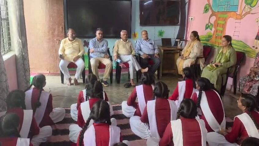 *डायट प्राचार्य ने मऊ ब्लॉक के 9 विद्यालयों का किया औचक निरीक्षण, बच्चों को पढ़ाया और मध्याह्न भोजन की परखी गुणवत्ता*
आज दिनांक 22 अगस्त 2026 को प्राचार्य डायट द्वारा जनपद चित्रकूट के मऊ ब्लॉक के कस्तूरबा गांधी आवासीय बालिका विद्यालय, मानिकपुर सहित कुल 09 परिषदीय विद्यालयों का औचक निरीक्षण किया गया। इस दौरान अधिकांश विद्यालयों में सत्रीय परीक्षाएं संचालित पाई गईं तथा शिक्षकों की उपस्थिति शत-प्रतिशत रही।
निरीक्षण की शुरुआत सुबह 09:00 बजे कम्पोजिट विद्यालय जोरवारा, मऊ से हुई। यहाँ छात्र उपस्थिति एवं नामांकन संतोषजनक मिला। हालांकि, विद्यालय परिसर में पड़े ध्वस्त भवन के मलबे और ऊपर से गुजर रहे 11000 वोल्ट के विद्युत तार को हटाने के लिए यथोचित कार्रवाई के निर्देश दिए गए। इसके उपरांत, उच्च प्राथमिक विद्यालय ललतारोड़ में 95 के सापेक्ष 73 छात्र उपस्थित मिले। वहीं, उच्च प्राथमिक विद्यालय हटवा मऊ में 110 में से 80 बच्चे उपस्थित पाए गए। यहाँ प्राचार्य ने स्वयं बच्चों के साथ बैठकर मध्याह्न भोजन ग्रहण किया और मीनू के अनुसार बने सब्जी युक्त दाल-चावल को गुणवत्तापूर्ण व स्वच्छतापूर्ण पाया। प्राथमिक विद्यालय हटवा के निरीक्षण में 135 के सापेक्ष 104 छात्र मौजूद मिले। यहाँ बच्चों को खाना खाने की पर्याप्त व्यवस्था न होने के कारण इंटरलॉकिंग कराने के कड़े निर्देश दिए गए।
दोपहर के समय निरीक्षण अभियान आगे बढ़ाते हुए प्राचार्य ने इंग्लिश मीडियम छिवलहा का जायजा लिया, जहाँ 191 के सापेक्ष 163 छात्र उपस्थित मिले और पठन-पाठन सुचारू पाया गया। उच्च प्राथमिक विद्यालय छिवलहा में 31 में से 22 छात्र उपस्थित थे, जहाँ प्राचार्य ने स्वयं अध्ययनरत बच्चों की कक्षा में जाकर शिक्षण कार्य किया। इसी प्रकार, प्राथमिक विद्यालय छिवलहा भाग 2 में 52 के सापेक्ष 45 बच्चे मिले। यहाँ भी प्राचार्य ने कक्षा में जाकर पढ़ाया तथा विद्यालय में अवस्थित शौचालयों की साफ-सफाई सुनिश्चित कराने हेतु प्रधानाध्यापक को निर्देशित किया। कन्या उच्च प्राथमिक विद्यालय छिवलहा में 51 के सापेक्ष 42 छात्राएं मौजूद मिलीं और पठन-पाठन संतोषजनक पाया गया।
निरीक्षण के अंतिम चरण में दोपहर 02:15 बजे से कस्तूरबा गांधी आवासीय बालिका विद्यालय, मऊ का सघन निरीक्षण किया गया। यहाँ 180 के सापेक्ष 162 छात्राएं और शत-प्रतिशत शिक्षिकाएं उपस्थित पाई गईं। विद्यालय में पठन-पाठन अत्यंत सुव्यवस्थित और गुणवत्तापूर्ण मिला। प्राचार्य ने छात्राओं को सामूहिक रूप से संबोधित करते हुए उन्हें पठन-पाठन हेतु प्रेरित किया और भोजन ग्रहण कर एमडीएम की गुणवत्ता की भी जाँच की। विद्यालय की टूटी हुई चहारदीवारी के शीघ्र मरम्मत कार्य कराए जाने के निर्देश भी दिए गए हैं।
