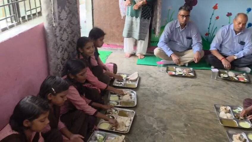 *डायट प्राचार्य ने मऊ ब्लॉक के 9 विद्यालयों का किया औचक निरीक्षण, बच्चों को पढ़ाया और मध्याह्न भोजन की परखी गुणवत्ता*
आज दिनांक 22 अगस्त 2026 को प्राचार्य डायट द्वारा जनपद चित्रकूट के मऊ ब्लॉक के कस्तूरबा गांधी आवासीय बालिका विद्यालय, मानिकपुर सहित कुल 09 परिषदीय विद्यालयों का औचक निरीक्षण किया गया। इस दौरान अधिकांश विद्यालयों में सत्रीय परीक्षाएं संचालित पाई गईं तथा शिक्षकों की उपस्थिति शत-प्रतिशत रही।
निरीक्षण की शुरुआत सुबह 09:00 बजे कम्पोजिट विद्यालय जोरवारा, मऊ से हुई। यहाँ छात्र उपस्थिति एवं नामांकन संतोषजनक मिला। हालांकि, विद्यालय परिसर में पड़े ध्वस्त भवन के मलबे और ऊपर से गुजर रहे 11000 वोल्ट के विद्युत तार को हटाने के लिए यथोचित कार्रवाई के निर्देश दिए गए। इसके उपरांत, उच्च प्राथमिक विद्यालय ललतारोड़ में 95 के सापेक्ष 73 छात्र उपस्थित मिले। वहीं, उच्च प्राथमिक विद्यालय हटवा मऊ में 110 में से 80 बच्चे उपस्थित पाए गए। यहाँ प्राचार्य ने स्वयं बच्चों के साथ बैठकर मध्याह्न भोजन ग्रहण किया और मीनू के अनुसार बने सब्जी युक्त दाल-चावल को गुणवत्तापूर्ण व स्वच्छतापूर्ण पाया। प्राथमिक विद्यालय हटवा के निरीक्षण में 135 के सापेक्ष 104 छात्र मौजूद मिले। यहाँ बच्चों को खाना खाने की पर्याप्त व्यवस्था न होने के कारण इंटरलॉकिंग कराने के कड़े निर्देश दिए गए।
दोपहर के समय निरीक्षण अभियान आगे बढ़ाते हुए प्राचार्य ने इंग्लिश मीडियम छिवलहा का जायजा लिया, जहाँ 191 के सापेक्ष 163 छात्र उपस्थित मिले और पठन-पाठन सुचारू पाया गया। उच्च प्राथमिक विद्यालय छिवलहा में 31 में से 22 छात्र उपस्थित थे, जहाँ प्राचार्य ने स्वयं अध्ययनरत बच्चों की कक्षा में जाकर शिक्षण कार्य किया। इसी प्रकार, प्राथमिक विद्यालय छिवलहा भाग 2 में 52 के सापेक्ष 45 बच्चे मिले। यहाँ भी प्राचार्य ने कक्षा में जाकर पढ़ाया तथा विद्यालय में अवस्थित शौचालयों की साफ-सफाई सुनिश्चित कराने हेतु प्रधानाध्यापक को निर्देशित किया। कन्या उच्च प्राथमिक विद्यालय छिवलहा में 51 के सापेक्ष 42 छात्राएं मौजूद मिलीं और पठन-पाठन संतोषजनक पाया गया।
निरीक्षण के अंतिम चरण में दोपहर 02:15 बजे से कस्तूरबा गांधी आवासीय बालिका विद्यालय, मऊ का सघन निरीक्षण किया गया। यहाँ 180 के सापेक्ष 162 छात्राएं और शत-प्रतिशत शिक्षिकाएं उपस्थित पाई गईं। विद्यालय में पठन-पाठन अत्यंत सुव्यवस्थित और गुणवत्तापूर्ण मिला। प्राचार्य ने छात्राओं को सामूहिक रूप से संबोधित करते हुए उन्हें पठन-पाठन हेतु प्रेरित किया और भोजन ग्रहण कर एमडीएम की गुणवत्ता की भी जाँच की। विद्यालय की टूटी हुई चहारदीवारी के शीघ्र मरम्मत कार्य कराए जाने के निर्देश भी दिए गए हैं।
