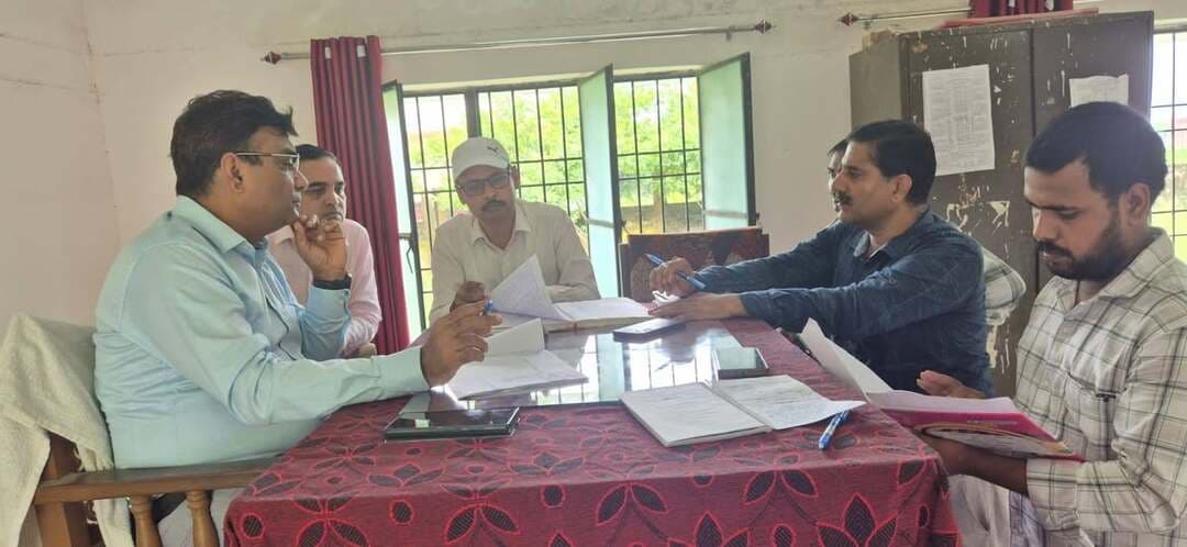 पूर्व निर्गत निरीक्षण एजेण्डा दिनांक 11.08.2026 के क्रम में अपर जिलाधिकारी (न्यायिक) / उप संचालक चकबन्दी चित्रकूट द्वारा दिनांक 21.08.2026 को तहसील राजापुर, स्थित न्यायालय / कार्यालय चकबन्दी अधिकारी राजापुर / पहाडी बुजुर्ग तथा सहायक चकबन्दी अधिकारी राजापुर / सरधुवा / महरूछ प्रथम/अर्जुनपुर का निरीक्षण किया गया। निरीक्षण दौरान, श्री संजय कुमार शुक्ल, चकबन्दी अधिकारी राजापुर, श्री शरद यादव चकबन्दी अधिकारी पहाडी बुजुर्ग, श्री राजीव कुमार, श्री रामराज यादव, श्री कैलाश नाथ, श्री शिवप्रसाद व श्री कल्लू प्रसाद सहायक चकबन्दी अधिकारी गण व चकबन्दीकर्ता श्री विवेक कुमार शर्मा, श्री छोटेलाल, श्री वृजबिहारी, श्री उदयभान, श्री कुंवर सिंह, मु० असलम, श्री शिवप्रकाश, श्री जयकरन सिंह, श्री नरेश चन्द्र व श्री खेवालाल दिवाकर, पेशकार श्री रामआसरे, श्री पृथ्वीराज व श्री भगवानदीन, श्री संजय पटेल व चकबन्दी लेखपालगण उपस्थित रहे। निरीक्षण दौरान पेशकार न्यायालय चकबन्दी अधिकारी श्री पृथ्वीराज द्वारा न्यायालय अभिलेख (न्यायालय मिसिलबन्द, केस डायरी, रजिस्टर आदि) तथा सहायक चकबन्दी अधिकारीगण द्वारा अपने अपने क्षेत्रो से सम्बन्धित अभिलेख (मिसिलबन्द, कार्यालय रजिस्टर आदि) अपर जिलाधिकारी (न्यायिक) चित्रकूट के समक्ष उपलब्ध कराये गये। उपलब्ध अभिलेखो का निरीक्षण किया गया चकबन्दी अधिकारीगण व सहायक चकबन्दी अधिकारीगण तथा सम्बन्धित पेशकार को निरीक्षण दौरान पायी गयी कमियों को दुरूस्त करने हेतु निर्देश निर्गत किये गये। साथ ही पेशकारो, समस्त सहायक चकबन्दी अधिकारीगण तथा चकबन्दी अधिकारीगण को मुख्यालय में ही स्थायी निवास करने के साथ-साथ सुबह 10:00 बजे से शाम 05:00 बजे तक कार्यालय/न्यायालय में उपस्थित रहकर कार्य सम्पादित करेंगे।