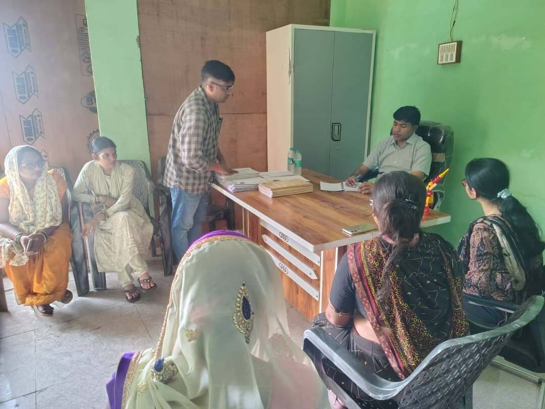 आज दिनांक 22.08.2026 को मुख्य विकास अधिकारी द्वारा एनआरएलएम अंतर्गत गठित प्रकाश संकुल संघ भारतपुर ब्लॉक कर्वी के कार्यालय का निरीक्षण किया गया.
निरीक्षण के दौरान उपायुक्त स्वतः रोजगार सुखराज बंधु तथा जिला मिशन प्रबंधक ,ब्लॉक मिशन प्रबंधक एवं समूह सदस्य उपस्थित रहे.
ब्लॉक मिशन प्रबंधक पंकज शर्मा द्वारा अवगत कराया गया की संकुल संघ अंतर्गत अब तक 450 समूहों एवं 28 ग्राम संघठन का गठन किया जा चुका है. जिनमे आरएफ एवं सीआईएफ की धनराशि निर्गत की जा चुकी है.
क्लस्टर में समूह सदस्यों द्वारा लकड़ी के खिलोने, झाड़ू निर्माण, दुग्ध संकलन केंद्र, लेमन ग्रास की खेती, केमोमाइल फूल की खेती, अचार मुरब्बा निर्माण, भगवान की पोशाक, सिलाई केंद्र आदि कार्य किये जा रहे है. जिससे महिलाओं की आजीविका में वृद्धि हो रही है.
निरीक्षण के दौरान मुख्य विकास अधिकारी महोदय द्वारा समूहों के सुदृढ़ीकरण करने के निर्देश दिए गए.
समूहों को जारी की गई धनराशि का सही और प्रभावी उपयोग सुनिश्चित करते हुए आजीविका गतिविधियों को बड़े पैमाने पर बढ़ावा देने पर जोर दिया गया, जिससे सदस्यों की आय में निरंतर बढ़ोतरी हो सके। ताकि ग्रामीण महिलाओं की आर्थिक स्थिति सुधार कर अधिक से अधिक सदस्यों को 'लखपति दीदी' के रूप में सशक्त बनाया जा सके.