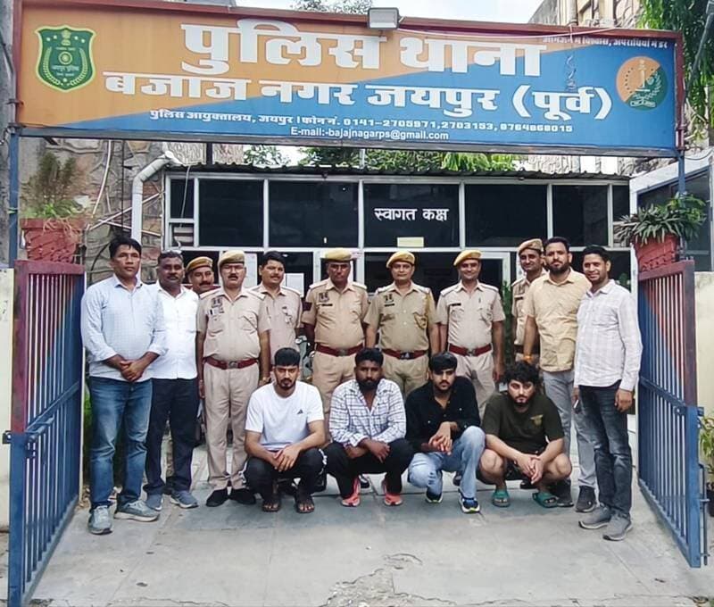 जयपुर: नगर निगम चुनाव में जाली नोटों के अंतरराज्यीय गिरोह का पर्दाफाश
जयपुर: आदर्श आचार संहिता के बीच बजाज नगर थाना पुलिस और जयपुर पुलिस आयुक्तालय की सीएसटी ने संयुक्त कार्रवाई कर जाली नोटों के अंतरराज्यीय गिरोह का पर्दाफाश किया है। पुलिस ने गिरोह के चार आरोपियों को गिरफ्तार कर उनके कब्जे से 4 लाख 30 हजार 500 रुपए के जाली नोट बरामद किए हैं। आरोपियों के पास से जाली नोटों के परिवहन में इस्तेमाल की जा रही स्कॉर्पियो और फॉर्च्यूनर भी जब्त की गई हैं। पुलिस की प्रारंभिक पूछताछ में सामने आया कि जाली नोटों की यह खेप आगामी नगर निगम चुनाव के दौरान बाजार और चुनाव प्रचार में खपाने के लिए जयपुर लाई गई थी। पुलिस अब गिरोह से जुड़े अन्य लोगों और जाली नोटों की सप्लाई के स्रोत का पता लगाने में जुटी है।
विशेष पुलिस कमिश्नर (ऑपरेशन्स) ओमप्रकाश ने बताया कि पूछताछ में गिरोह के मुख्य सरगना अमन राणा निवासी गांधीपथ, रोहतक (हरियाणा) का नाम सामने आया है। पुलिस के अनुसार अमन राणा वर्तमान में बांग्लादेश में बैठकर जाली नोटों के नेटवर्क को संचालित कर रहा है। आरोपियों से पूछताछ के आधार पर गिरोह के अंतरराज्यीय नेटवर्क और अन्य सदस्यों तक पहुंचने का प्रयास किया जा रहा है। डीसीपी जयपुर पूर्व रंजीता शर्मा ने बताया कि अंशुल (24) पुत्र राजू निवासी राजीव कॉलोनी, रोहतक, साहिल चौधरी (24) पुत्र रामचंद्र चौधरी निवासी रामसीसर, फतेहपुर सदर, सीकर, प्रियांशु (21) पुत्र राजवीर निवासी करौथा, शिवाजी कॉलोनी, रोहतक और आकाश (26) पुत्र विजय सिंह निवासी काहनौर, कलानौर, रोहतक को गिरफ्तार किया है। बजाज नगर थानाधिकारी रामधन डोभाल ने बताया कि पुलिस पड़ताल में सामने आया कि गिरफ्तार आरोपियों के खिलाफ पहले से भी आपराधिक मामले दर्ज हैं। अंशुल के खिलाफ पीजीआई रोहतक में हत्या तथा आर्य नगर थाने में जानलेवा हमले का मामला दर्ज है। आकाश के खिलाफ भी पीजीआई रोहतक में हत्या, आर्य नगर में जानलेवा हमले सहित शिवाजी कॉलोनी में मामला दर्ज है। प्रियांशु के खिलाफ पीजीआई रोहतक और आर्य नगर थाने में मामले दर्ज बताए गए हैं। वहीं साहिल चौधरी के खिलाफ जयपुर के बगरू थाने में वर्ष 2023 में मामला दर्ज है।
पुलिस आरोपियों से पूछताछ कर रही है। पूछताछ में जाली नोटों की सप्लाई, नेटवर्क से जुड़े अन्य लोगों और पूर्व में खपाई गई नकली मुद्रा के संबंध में महत्वपूर्ण जानकारी सामने आने की संभावना है।