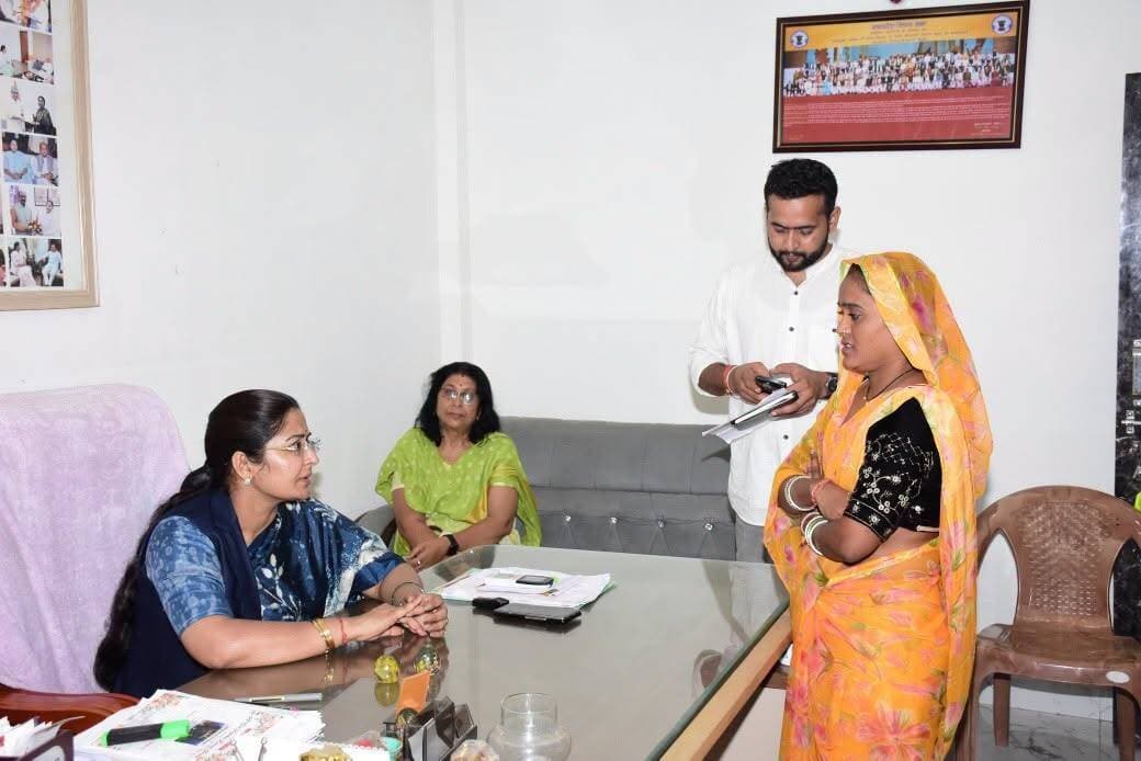 राज्यमंत्री ने सुनी आमजनों की समस्यायें
----
सतना 22 अगस्त 2026/नगरीय विकास एवं आवास राज्यमंत्री श्रीमती Pratima Bagri ने शनिवार को विधानसभा क्षेत्र कार्यालय #सतना में आयोजित जनता दरबार में जिले की आम जनता एवं अन्य गणमान्य नागरिक द्वारा प्रस्तुत की गई समस्याओं से रूबरू हुईं। राज्यमंत्री श्रीमती बागरी द्वारा समस्याओं का निराकरण विभिन्न विभाग से आये अधिकारियों द्वारा कराया गया और जिन समस्याओं का निराकरण शासन स्तर पर किया जाना है। उसके लिये प्रतिवेदन तैयार करने के निर्देश दिये गए।
CM Madhya Pradesh
Dr Mohan Yadav
#JansamparkMP