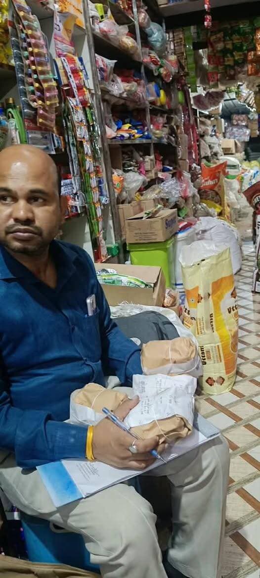 रायसेन में खाद्य विक्रय दुकानों पर विक्रय हो रहे घी के सैम्पल लेकर जांच हेतु प्रयोगशाला भेजे गए
–––
–––
कलेक्टर श्री अरुण कुमार विश्वकर्मा के निर्देशानुसार शनिवार को आगामी त्योहारों के दृष्टिगत आमजन को सुरक्षित एवं स्वास्थ्यप्रद खाद्य सामग्री उपलब्ध हो, इसके दृष्टिगत रायसेन में विक्रय हो रहे मोक्षी किराना से गौरी धन गाय का घी , जो गोवर्धन घी से मिलता-जुलता ब्रांड है संदिग्ध घी की आशंका होने पर नमूना लिये जाकर जांच हेतु खाद्य परीक्षण प्रयोगशाला भेजे गये है एवं मौके पर रखा हुआ, शेष 9.5 लीटर घी (मूल्य 5700 रू) जप्त कर बिक्री रोकी गई है। होटल एवं ढाबों में बटर के स्थान पर फेट स्प्रेड का प्रयोग किये जाने की निरंतर सूचनायें प्राप्त हो रही थी, इसके क्रम में रायसेन आनंद फैमिली रेस्टोरेंट से फैट स्प्रेड का नमूना लिया गया है। जांच रिपोर्ट प्राप्त होने पर संबंधित खाद्य विक्रताओं के विरूद्ध गुण दोष के आधार पर कार्यवाही की जावेगी। बटर मिल्क से बना हुआ प्रोडक्ट है, यह कार्यवाही निरंतर जारी रहेगी।
#Raisen Jansampark Madhya Pradesh JDjansampark Bhopal Collector Office Raisen