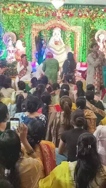 🔴 LIVE | श्री खाटू श्याम बाबा का भव्य जागरण 🙏✨
श्रावण मास के शुक्ल पक्ष की दशमी तिथि एवं ज्येष्ठा नक्षत्र के पावन अवसर पर राज नगर एक्सटेंशन, गाज़ियाबाद में श्री खाटू श्याम बाबा का भव्य जागरण 🌺🪔
आइए, बाबा के दिव्य दरबार से सीधा LIVE दर्शन करें और बाबा का आशीर्वाद प्राप्त करें। 🙏❤️
💙 हारे का सहारा — बाबा श्याम हमारा 💙
🌸 जय श्री श्याम 🌸
#KhatuShyam #KhatuShyamBaba #JaiShreeShyam #ShyamBaba #LiveDarshan #Jagran #RajNagarExtension #Ghaziabad #KhatuShyamJagran #श्यामबाबा #जयश्रीश्याम #खाटूश्याम