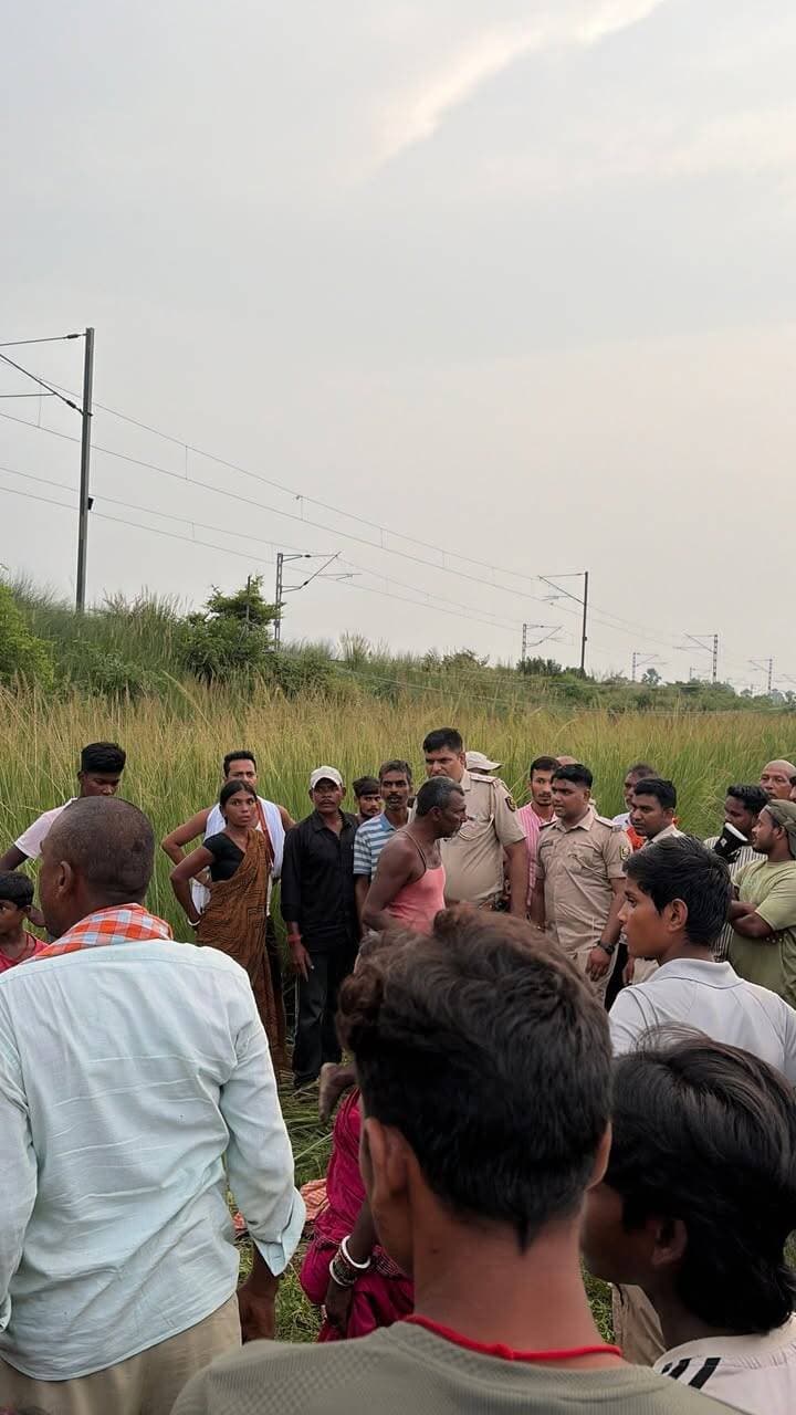 नवादा में चातर हॉल्ट के पास व्यक्ति का शव मिलने से हड़कंप
नवादा के चातर हॉल्ट के पास एक व्यक्ति का श/व मिलने से इलाके में हड़कंप मच गया। परिजनों ने हत्/या का आरोप लगाया है। घटना की सूचना मिलते ही रजौली DSP दल-बल के साथ मौके पर पहुंचे और घटनास्थल का जायजा लिया।
DSP ने परिजनों को आश्वासन दिया कि मामले की गंभीरता से जांच की जाएगी और दोषी पाए जाने वाले व्यक्ति को किसी भी हाल में बख्शा नहीं जाएगा। घटना के उद्भेदन के लिए स्पेशल टीम गठित कर जल्द से जल्द कार्रवाई करने की बात कही गई है।
#Nawada #NawadaNews #ChatraHalt #Rajauli #BiharNews #CrimeNews #BreakingNews #NawadaPolice #RajauliDSP #BiharPolice #LatestNews #GroundReport