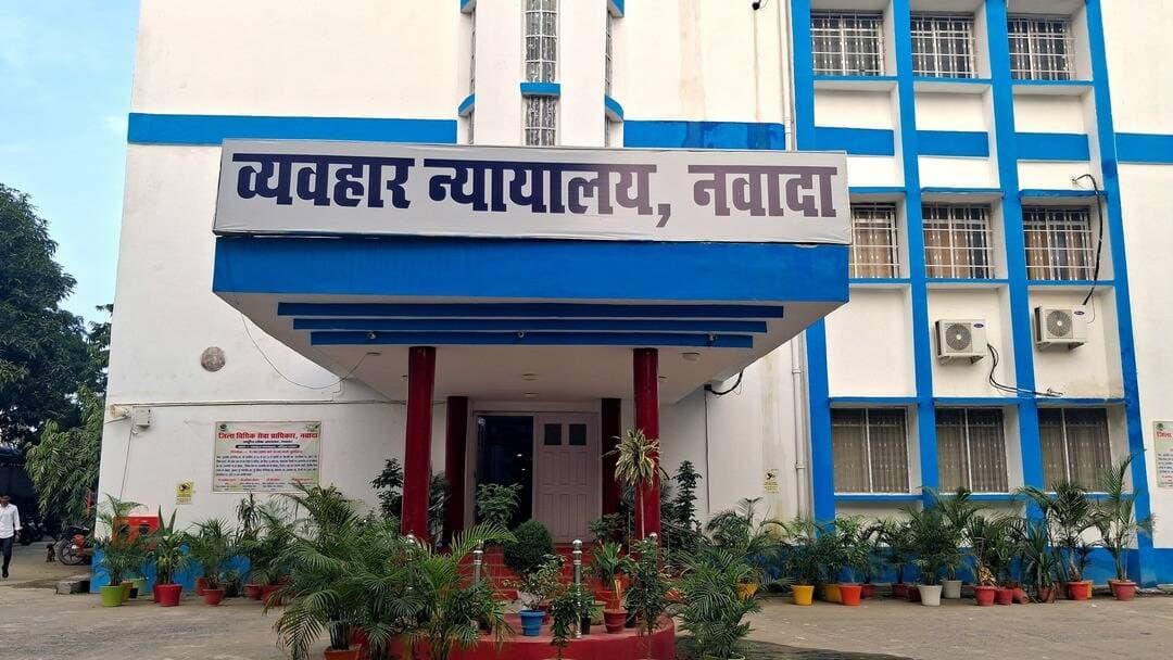 आर्म्स एक्ट में दोषी को दो साल की सजा, पांच हजार रुपये जुर्माना
नरहट थाना कांड संख्या 43/23 से जुड़े आर्म्स एक्ट के मामले में नवादा व्यवहार न्यायालय ने आरोपी को दोषी करार देते हुए दो वर्ष के कारावास की सजा सुनाई है. अदालत ने दोषी पर पांच हजार रुपये का अर्थदंड भी लगाया है. नवादा पुलिस द्वारा प्रस्तुत किये गए साक्ष्य और पुलिस की गवाही एवं मामले में समर्पित चार्जशीट के आधार पर एसीजेएम IV सदर कोर्ट नवादा की अदालत ने शुक्रवार 21 अगस्त की देर शाम को यह फैसला सुनाया गया. मामले में विमल कुमार उर्फ डिम्पल पिता नरेश सिंह घर कटवारा थाना सीतामढ़ी जिला नवादा को आर्म्स एक्ट की धारा के तहत दोषी पाया गया। अदालत ने उसे दो वर्ष के कारावास तथा पांच हजार रुपये अर्थदंड की सजा सुनाई। अर्थदंड की राशि जमा नहीं करने पर दोषी को 15 दिन का अतिरिक्त कारावास भुगतना होगा. नवादा पुलिस के अनुसार यह मामला नरहट थाना कांड संख्या 43/23 दिनांक 26 जनवरी 23 से संबंधित है। मामले की सुनवाई के दौरान पुलिस द्वारा प्रस्तुत साक्ष्यों एवं गवाहों के आधार पर अदालत ने दोष सिद्ध होने के बाद सजा का फैसला सुनाया.
इस मामले में सहायक अभियोजक नवनीत कुमार ने अभियोजन की ओर से पैरवी की। नवादा पुलिस ने न्यायालय के फैसले को पुलिस के प्रयासों एवं प्रभावी अभियोजन का परिणाम सामने आया है.