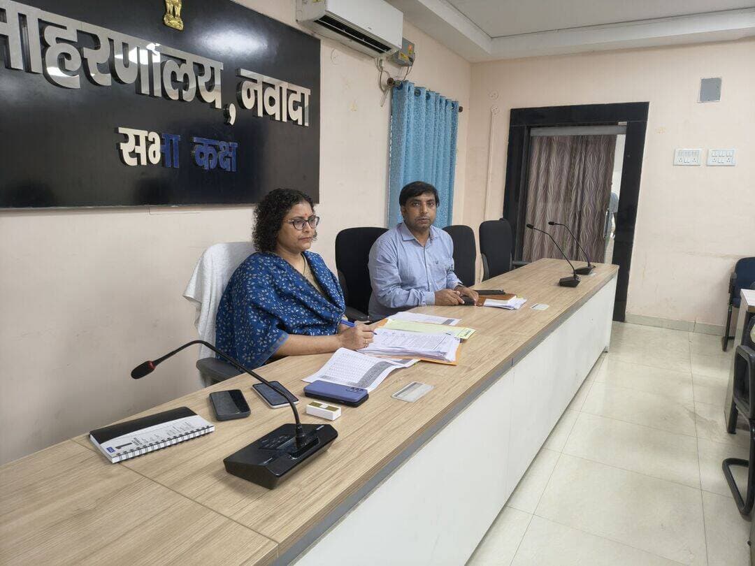 राशन कार्ड एंट्री में तेजी लाने का निर्देश, लंबित कार्य जल्द निपटाने का निर्देश
राशन कार्ड से संबंधित एंट्री कार्य की प्रगति की समीक्षा को लेकर शनिवार को समाहरणालय में वीडियो कॉन्फ्रेंसिंग के माध्यम से बैठक आयोजित की गई. बैठक की अध्यक्षता प्रभारी जिला पदाधिकारी-सह-उप विकास आयुक्त नीलिमा साहू ने की. वीडियो कॉन्फ्रेंसिंग के जरिए नवादा सदर एवं रजौली के अनुमंडल पदाधिकारी और सभी प्रखंड विकास पदाधिकारी व अंचल अधिकारी तथा प्रखंड आपूर्ति पदाधिकारी जुड़े रहे. बैठक में जिले में राशन कार्ड से संबंधित एंट्री कार्य की प्रखंडवार स्थिति की समीक्षा की गई. प्रभारी जिला पदाधिकारी ने संबंधित अधिकारियों से एंट्री कार्य की अद्यतन प्रगति की जानकारी लेते हुए लंबित कार्यों को निर्धारित समय-सीमा के भीतर पूरा करने का निर्देश दिया. उन्होंने कहा कि राशन कार्ड की एंट्री में गति के साथ शुद्धता का भी विशेष ध्यान रखा जाए, ताकि पात्र लाभुकों से संबंधित आवश्यक प्रविष्टियों में किसी प्रकार की त्रुटि न रहे. अधिकारियों को अपने-अपने क्षेत्रों में कार्य की नियमित समीक्षा करने तथा निर्धारित लक्ष्य के अनुरूप प्रगति सुनिश्चित करने का निर्देश दिया गया. बैठक में राशन कार्ड एंट्री कार्य को समयबद्ध तरीके से पूरा करने पर विशेष जोर दिया गया.