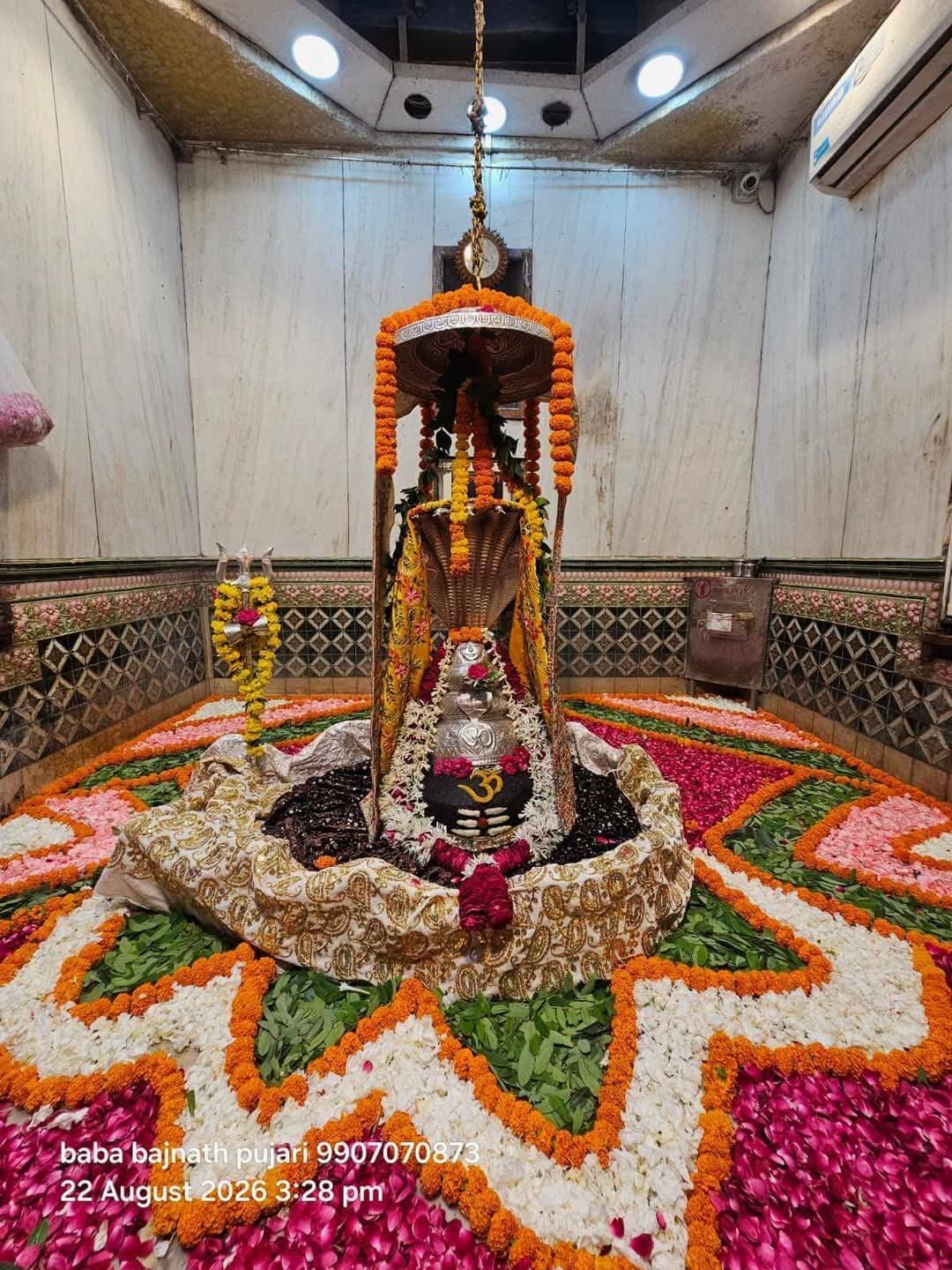 ➡️बाबा बैजनाथ की भव्य शाही सवारी 24 अगस्त को,
➡️आगर में उमड़ेगा धर्म आस्था और विश्वास का जन सैलाब
➡️यातायात प्रबंधन की तैयारियां पूरी
श्रावण मास के अंतिम सोमवार 24 अगस्त,2026 को राजाधिराज बाबा बैजनाथ महादेव की भव्य शाही सवारी निकलेगी। इस भव्य शाही सवारी में बाबा बैजनाथ पालकी में सवार होकर आगर की प्रजा का हाल जानने नगर भ्रमण पर निकलेंगे। भव्य शाही सवारी में सोमवार को आगर नगर में धर्म आस्था और विश्वास का जन सैलाब उमड़ेगा।
भव्य शाही सवारी में बड़ी संख्या में श्रद्धालुओं के पहुंचने की संभावना को देखते हुए कलेक्टर डॉ शेर सिंह मीना एवं पुलिस अधीक्षक दिलीप कुमार सोनी के नेतृत्व में जिला प्रशासन एवं पुलिस प्रशासन ने जन सुरक्षा, यातायात, पार्किंग और भीड़ नियंत्रण की सभी आवश्यक प्रशासनिक तैयारियां पूरी कर ली गई है।
श्रद्धालुओं की सुविधा के लिए पार्किंग और यातायात प्लान
पुलिस अधीक्षक श्री दिलीप कुमार सोनी के निर्देशन में शाही सवारी को शांतिपूर्ण और व्यवस्थित ढंग से संपन्न कराने के लिए व्यापक सुरक्षा इंतेजाम किए गए हैं । मार्ग, मंदिर परिसर, पार्किंग स्थल, डायवर्जन पॉइंट, बैरिकेडिंग और संवेदनशील स्थानों पर पर्याप्त पुलिस बल तैनात रहेगा। अधिकारियों को श्रद्धालुओं, महिलाओं, बच्चों, बुजुर्गों और दिव्यांगों की सुरक्षा का विशेष ध्यान रखने के निर्देश दिए गए हैं।
अतिरिक्त पुलिस अधीक्षक श्री रविंद्र कुमार बोयत ने उक्त जानकारी देते हुए बताया कि बाबा बैजनाथ की भव्य शाही सवारी में आने वाले श्रद्धालुओं की संख्या को ध्यान में रखते हुए मुख्य द्वार से वाहनों का प्रवेश प्रतिबंधित रहेगा
बाबा बैजनाथ मंदिर के मुख्य द्वार से वाहनों का प्रवेश प्रतिबंधित रहेगा। यहां से केवल पैदल श्रद्धालुओं को प्रवेश दिया जाएगा। अशक्त,बुजुर्ग, बीमार और दिव्यांग श्रद्धालुओं की सुविधा के लिए मुख्य द्वार से ऑटो के माध्यम से प्रवेश की व्यवस्था रहेगी।
➡️वाहन पार्किंग व्यवस्था
भव्य शाही सवारी में आने वाले श्रद्धालुओं की सुविधा के लिए विभिन्न स्थानों पर पार्किंग की व्यवस्था की गई है। शाजापुर, सारंगपुर और कानड़ की ओर से आने वाले वाहनों के लिए जेल के पीछे और हेलीपेड पार्किंग निर्धारित की गई है। जेल के पीछे ट्रैक्टर, पिकअप, लोडिंग वाहन और बस तथा हेलीपेड पर कार और दोपहिया वाहन पार्क किए जा सकेंगे। उज्जैन, आगर शहर और बड़ौद रोड की ओर से आने वाले वाहनों के लिए पाटीदार हॉस्टल, जेल के पास टर्निंग, साई पॉइंट के सामने तथा औद्योगिक क्षेत्र रोड-1 और रोड-2 से निर्धारित मार्गों के अनुसार यातायात व्यवस्था रहेगी।
➡️छावनी नाका रहेगा नो-व्हीकल जोन
छावनी नाका क्षेत्र और बैजनाथ नो-व्हीकल जोन रहेगा। यहां वाहन खड़े करना प्रतिबंधित रहेगा। वाहन पार्क करने के लिए नजदीकी मार्ग में निर्धारित पार्किंग का उपयोग किया जा सकेगा। शाही सवारी के मार्ग पर भी किसी प्रकार का वाहन खड़ा करने या पार्किंग करने पर प्रतिबंध रहेगा।
मेला ग्राउंड को प्रमुख पार्किंग स्थल बनाया गया है। पुरानी कृषि मंडी में भंडारा-प्रसादी में आने वाले श्रद्धालु बस स्टैंड और ईदगाह पार्किंग में वाहन खड़े कर सकेंगे। बड़ौद चौराहे की ओर से आने वाले दोपहिया वाहन, थाना कोतवाली परिसर मैदान में पार्क कर सकेंगे।
➡️बड़े वाहनों के लिए डायवर्जन
शाही सवारी के दौरान यातायात की स्थिति के अनुसार बड़े वाहनों का प्रवेश प्रतिबंधित कर उन्हें वैकल्पिक मार्गों से निकाला जाएगा। कोटा और सुसनेर की ओर जाने वाले वाहनों को तनोड़िया से पिपलोन मार्ग की ओर डायवर्ट किया जाएगा। उज्जैन की ओर जाने वाले वाहनों के लिए आमला से नलखेड़ा और कानड़ मार्ग का उपयोग कराया जाएगा।
कानड़ से आगर आने वाले वाहनों को दुपाड़ा-पचलाना जोड़ से आमला की ओर डायवर्ट किया जाएगा। बड़ौद रोड से सुसनेर, झालावाड़, कोटा, नलखेड़ा और कानड़ की ओर जाने वाले वाहनों को झोंटा-बीजानगरी होते हुए सुसनेर रोड-नलखेड़ा वाहनों की ओर भेजा जाएगा। भ्याना की और से आने वाले वाहनों को एमपीईबी के पास से बस स्टैंड की ओर डायवर्ट किया जाएगा।भंडारा स्थल पर अलग प्रवेश-निकास की व्यवस्था रहेगी इससे भीड़ नियंत्रण एवं आवागमन को व्यवस्थित रखने में मदद मिलेगी।
पुलिस प्रशासन ने श्रद्धालुओं से अपील की है कि वे अपने वाहन निर्धारित पार्किंग स्थलों पर ही खड़े करें और शाही सवारी के मार्ग को बाधित न करें। यातायात डायवर्जन और पुलिस द्वारा दिए जा रहे निर्देशों का पालन करें।
पुलिस कंट्रोल रूम आगर के लिए हेल्पलाइन नंबर 75876-22800 जारी किया गया है। शाही सवारी के दौरान कार्यपालिक मजिस्ट्रेट, एवं अन्य सहयोगी जिला अधिकारी,पुलिस अधिकारी और जवान लगातार भ्रमण कर सुरक्षा, यातायात और भीड़ व्यवस्था पर नजर रखेंगे। आवश्यकता अनुसार यातायात व्यवस्था में परिस्थितियों के अनुरूप बदलाव भी किया जा सकेगा
➡️राजाधिराज बाबा श्री बैजनाथ महादेव की शाही सवारी में गूंजेगा बम बम भोले, हर हर महादेव का जय घोष
श्रावण मास के पावन अवसर पर परम्परागत रूप से इस वर्ष भी राजाधिराज बाबा श्री बैजनाथ महादेव की भव्य शाही सवारी राजसी ठाट-बाट के साथ निकाली जाएगी। पालकी में सवार होकर बाबा बैजनाथ महादेव नगर भ्रमण पर निकलेंगे और प्रजा का हाल जानेंगे।
एसडीएम आगर श्री मिलिंद ढोके ने बताया कि शाही सवारी 24 अगस्त 2026, सोमवार को दोपहर 12.30 बजे श्री बैजनाथ महादेव मंदिर, ग्राम बेटखेड़ा से प्रारंभ होकर नगर के प्रमुख मार्गों कोटा-उज्जैन रोड, छावनी नाका, झण्डा चौक, रातडिया तालाब, नाना बाजार, गोपाल मंदिर, सरकार वाड़ा, हाटपुरा, पुराना हॉस्पिटल चौराहा, माधवगंज होते हुए पुरानी कृषि उपज मण्डी समिति, आगर में आरती उपरांत सम्पन्न होगी।
एसडीएम आगर मिलिंद ढोके ने बताया कि आयोजन समिति ने समस्त धर्मप्रेमी बंधुओं, भक्तगणों एवं माताओं-बहनों से अधिक से अधिक संख्या में बजरंग ध्वज, भजन मण्डली, झण्डा मण्डली, ढोल, झाँकियां एवं अखाड़ों के साथ सम्मिलित होकर धर्म लाभ अर्जित करने की अपील की है
<nis:link nis:type=tag nis:id=agamalwa nis:value=agamalwa nis:enabled=true nis:link/>
<nis:link nis:type=tag nis:id=आगरमालवा nis:value=आगरमालवा nis:enabled=true nis:link/>