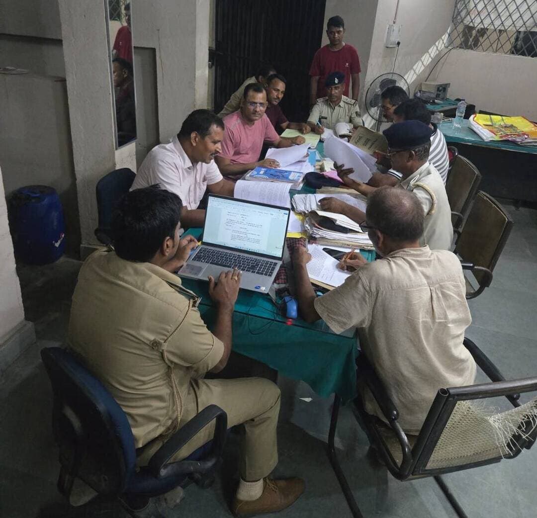 कांड दैनिकी लेखन का विशेष सत्र आयोजित, अनुसंधान की गुणवत्ता सुधारने पर जोर
जहानाबाद। पुलिस अधीक्षक किरण कुमार के निर्देशानुसार शनिवार की रात्रि जिले के सभी थाना परिसरों में थानाध्यक्षों की देखरेख में अनुसंधानकर्ताओं के साथ कांड दैनिकी लेखन का विशेष सत्र आयोजित किया गया।
इस विशेष सत्र का उद्देश्य अनुसंधान की गुणवत्ता में सुधार, लंबित कांडों का त्वरित निष्पादन तथा केस डायरी लेखन में अनुसंधानकर्ताओं के सामने आने वाली व्यावहारिक कठिनाइयों का समाधान करना रहा। इस दौरान अनुसंधानकर्ताओं को कांड दैनिकी को व्यवस्थित एवं तथ्यपरक तरीके से तैयार करने को लेकर आवश्यक मार्गदर्शन दिया गया।
पुलिस अधिकारियों ने लंबित मामलों में तेजी लाने, अनुसंधान की प्रक्रिया को प्रभावी बनाने तथा कांडों के निष्पादन में किसी प्रकार की अनावश्यक देरी नहीं करने पर विशेष जोर दिया। पुलिस अधीक्षक के निर्देश पर आयोजित इस सत्र से अनुसंधानकर्ताओं को केस डायरी लेखन से संबंधित समस्याओं के समाधान में मदद मिलने की उम्मीद है।