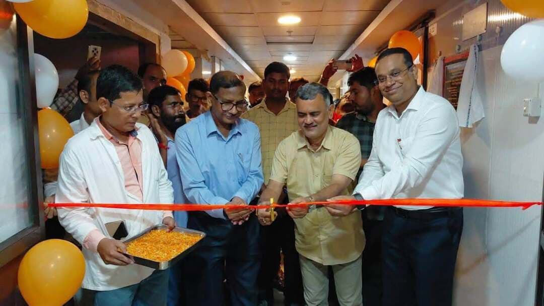 ছাতনা সুপার স্পেশ্যালিটি হাসপাতালে অত্যাধুনিক চিকিৎসা সরঞ্জাম, উন্নত হবে নাক-কান-গলা পরিষেবা
উন্নত স্বাস্থ্য পরিষেবার লক্ষ্যে ছাতনা সুপার স্পেশ্যালিটি হাসপাতালে যুক্ত হল অত্যাধুনিক চিকিৎসা সরঞ্জাম।
ছাতনার বিধায়ক সত্যনারায়ণ মুখোপাধ্যায়ের বিধায়ক উন্নয়ন তহবিলের অর্থে হাসপাতালে বসানো হল অত্যাধুনিক মাইক্রোস্কোপ সহ নাক, কান ও গলা বিভাগের একাধিক উন্নত চিকিৎসা সরঞ্জাম।
এর ফলে ছাতনা ও আশপাশের এলাকার সাধারণ মানুষ স্থানীয় হাসপাতালেই নাক, কান ও গলার বিভিন্ন জটিল সমস্যার আরও উন্নত চিকিৎসা পরিষেবা পাওয়ার সুযোগ পাবেন।
চিকিৎসকদের মতে, অত্যাধুনিক মাইক্রোস্কোপের মাধ্যমে রোগ নির্ণয় ও চিকিৎসার ক্ষেত্রে আরও সুবিধা হবে। বিশেষ করে নাক, কান ও গলার সূক্ষ্ম চিকিৎসায় এই সরঞ্জাম গুরুত্বপূর্ণ ভূমিকা পালন করবে।
বিধায়ক উন্নয়ন তহবিলের অর্থে এই নতুন চিকিৎসা পরিকাঠামো গড়ে ওঠায় খুশি স্থানীয় বাসিন্দারাও। তাঁদের আশা, আগামী দিনে ছাতনা সুপার স্পেশ্যালিটি হাসপাতালে আরও উন্নত চিকিৎসা পরিষেবা পাওয়া যাবে এবং চিকিৎসার জন্য দূরের হাসপাতালে যাওয়ার প্রয়োজন অনেকটাই কমবে।